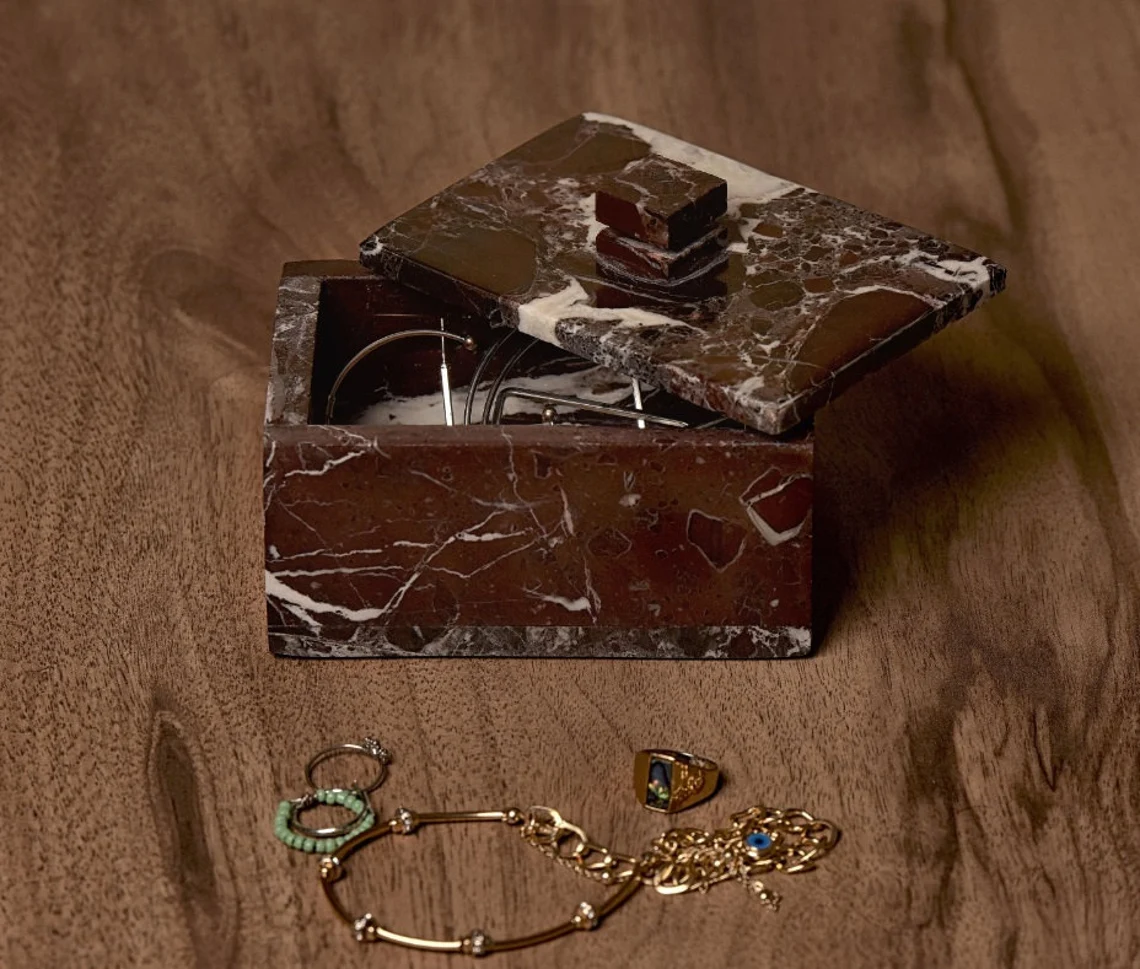 Doğal Mermer Takı Kutusu – Şıklığın ve Düzenin Zarif Buluşması
