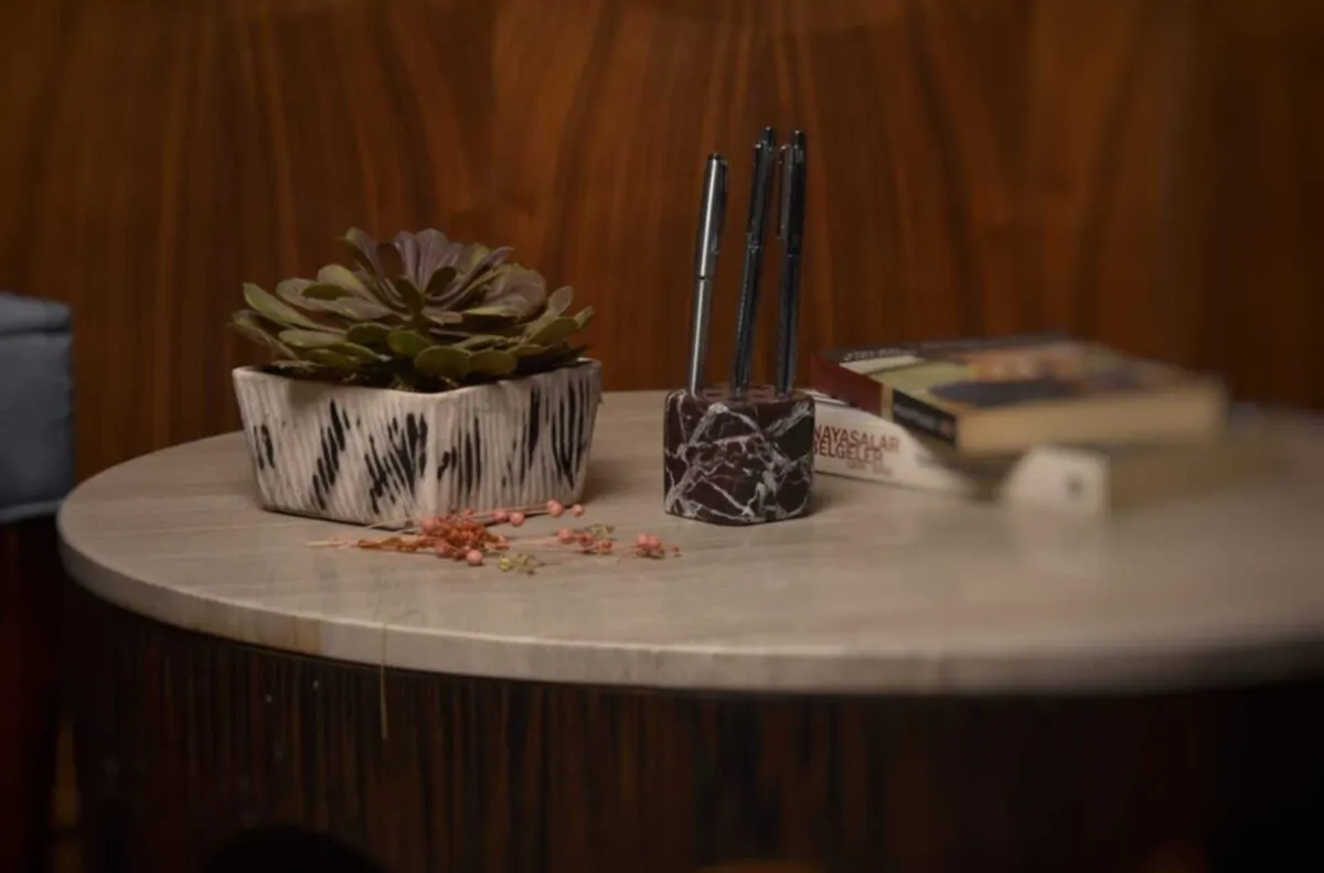 Rosso Levanto Delikli Mermer Kalemlik