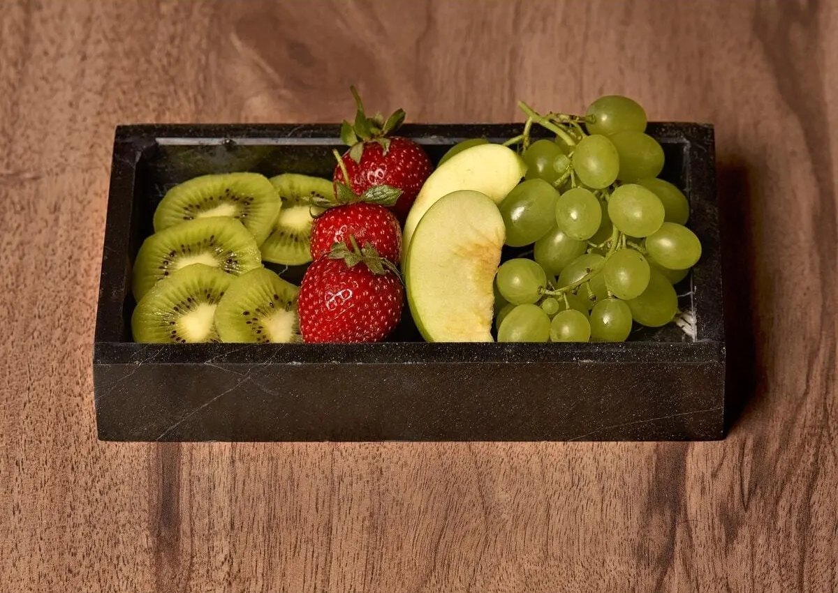 Minimalist Mermer Tepsi – Zarif ve Çok Yönlü Tasarım