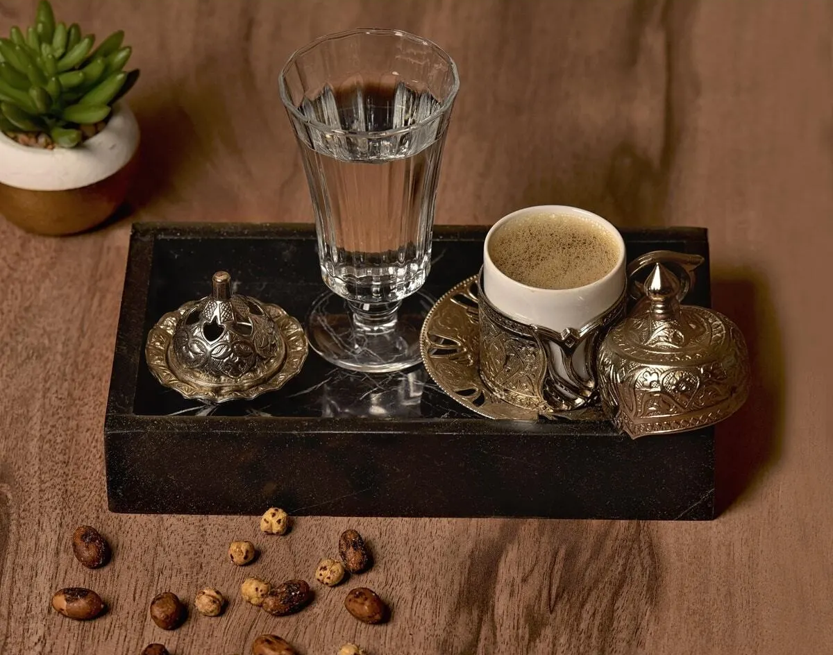 Minimalist Mermer Tepsi – Zarif ve Çok Yönlü Tasarım