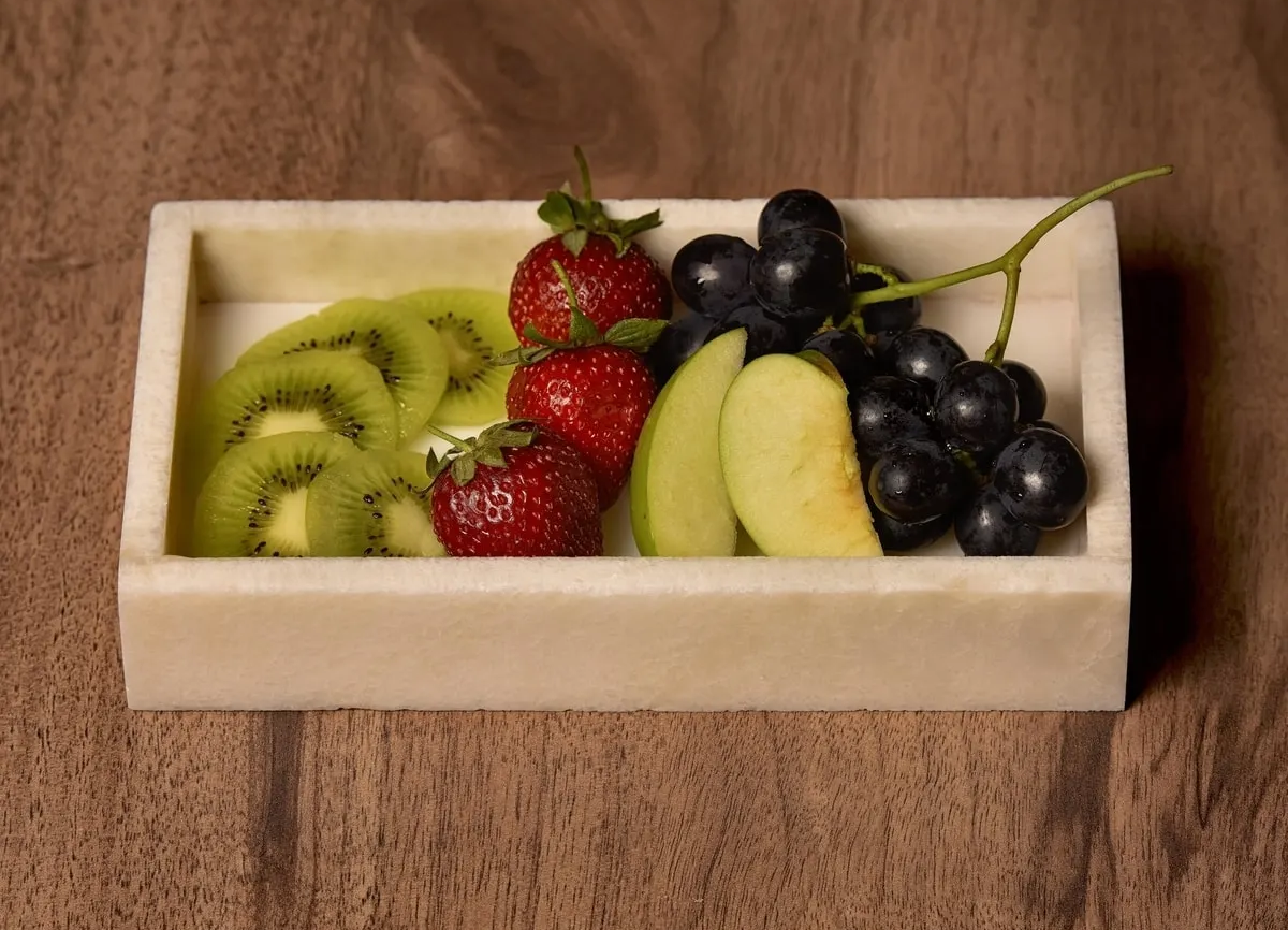 Minimalist Mermer Tepsi – Zarif ve Çok Yönlü Tasarım