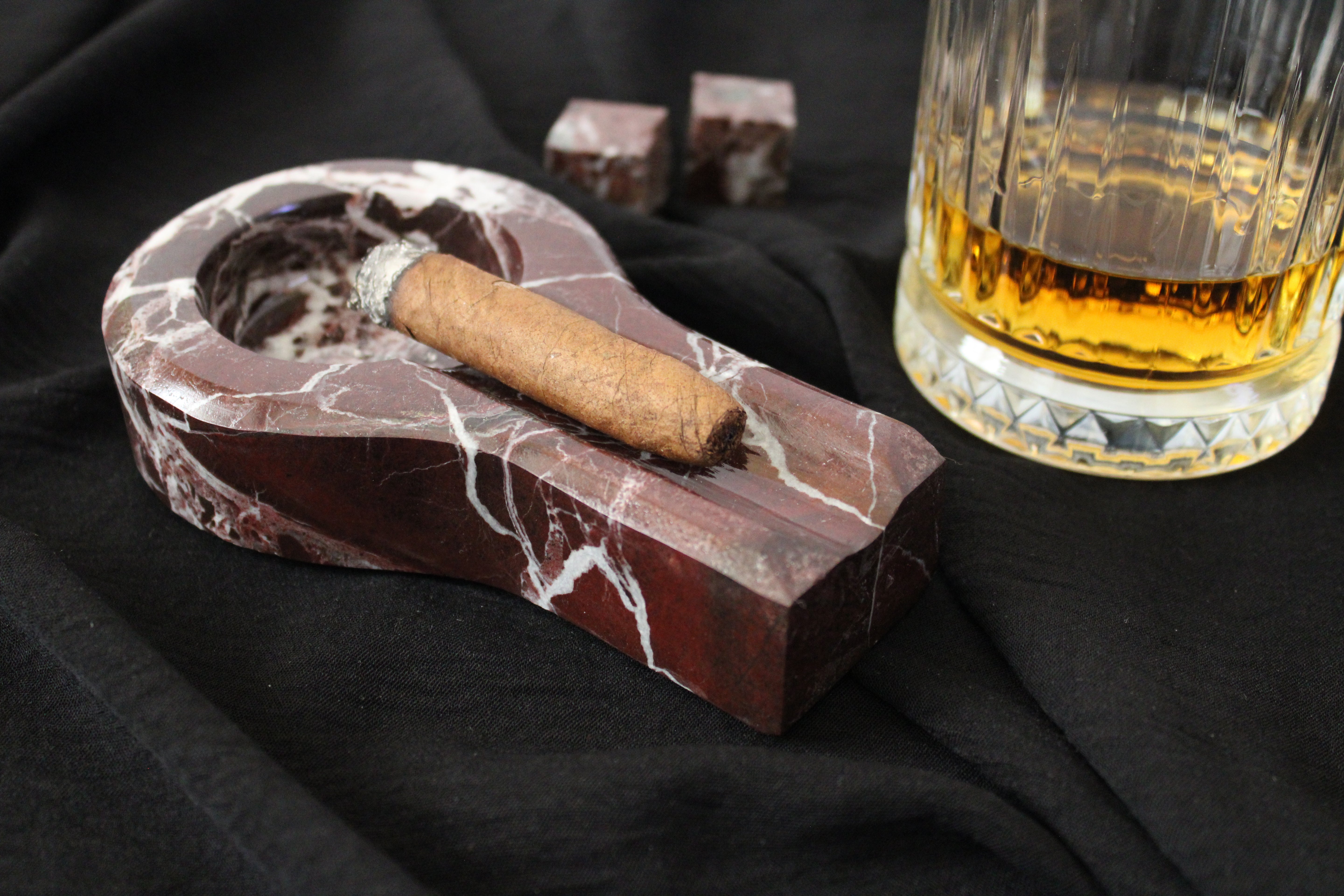 Kişiye Özel El Yapımı Mermer Küllük - 2 Renk Seçeneği ile Şık ve Kişiselleştirilebilir Tasarım