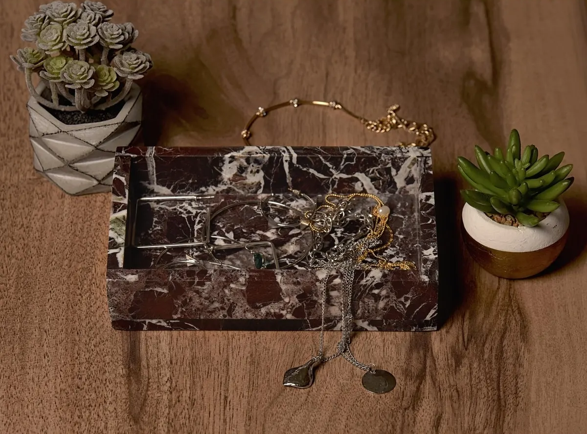 Minimalist Mermer Tepsi – Zarif ve Çok Yönlü Tasarım