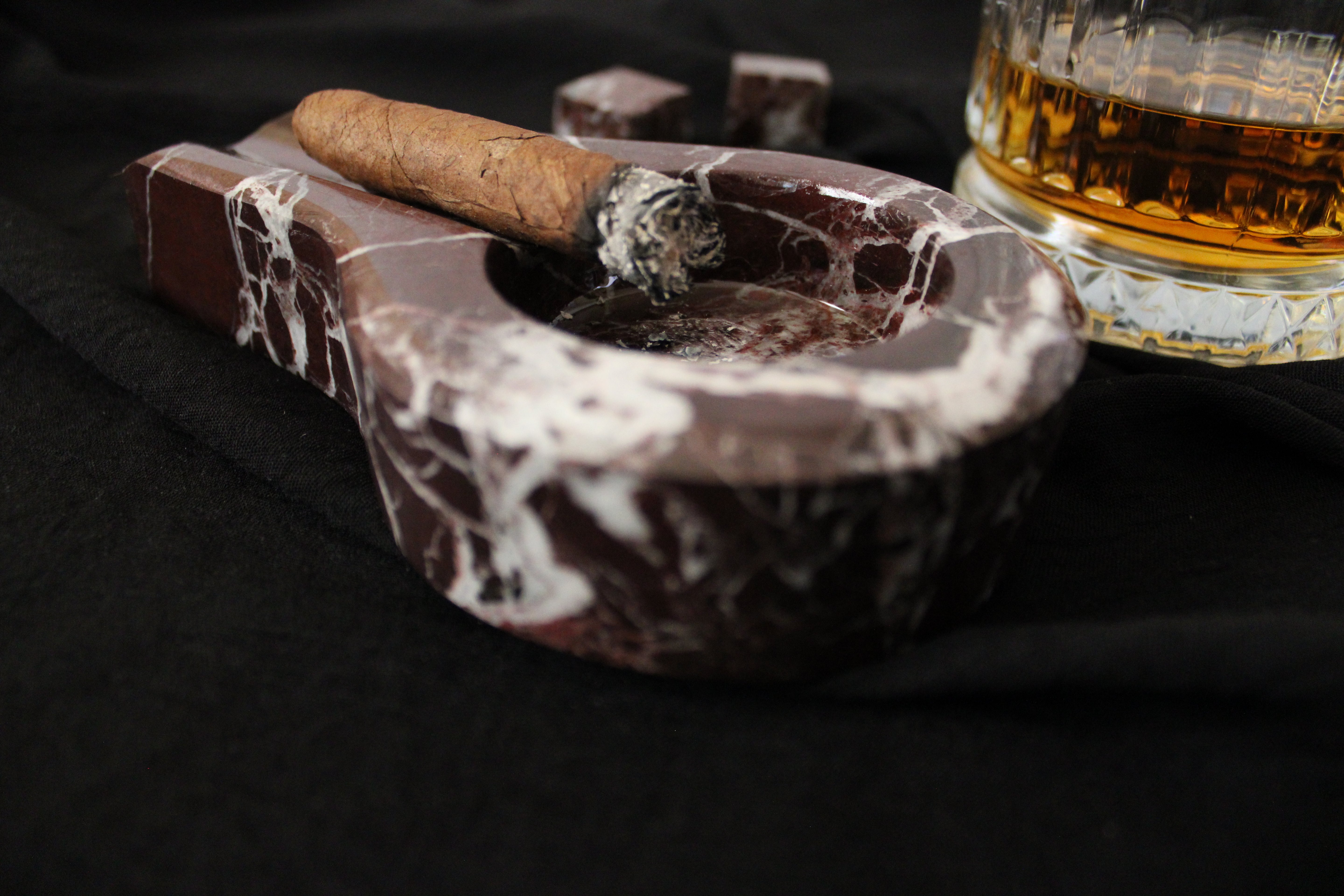 Kişiye Özel El Yapımı Mermer Küllük - 2 Renk Seçeneği ile Şık ve Kişiselleştirilebilir Tasarım