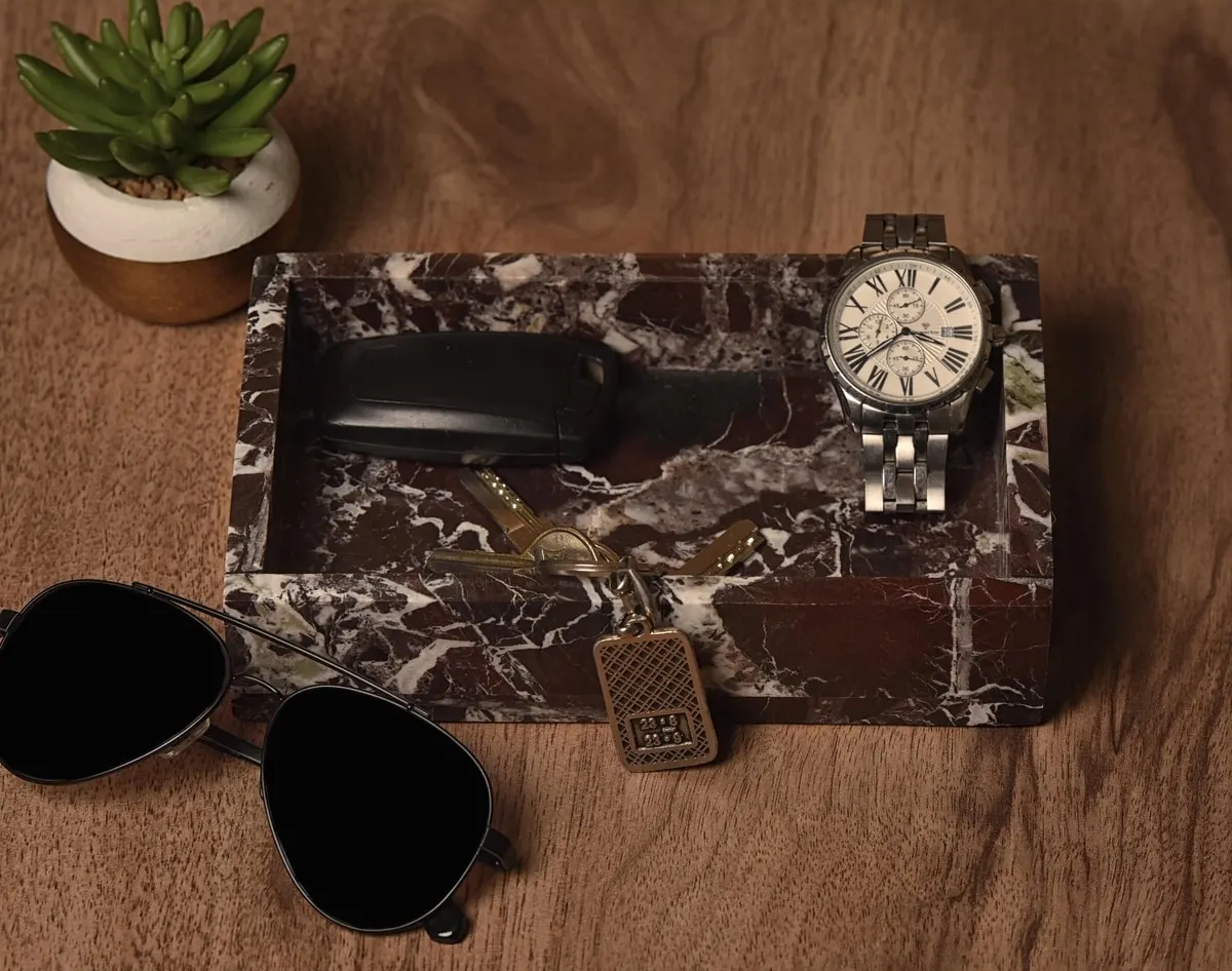 Minimalist Mermer Tepsi – Zarif ve Çok Yönlü Tasarım