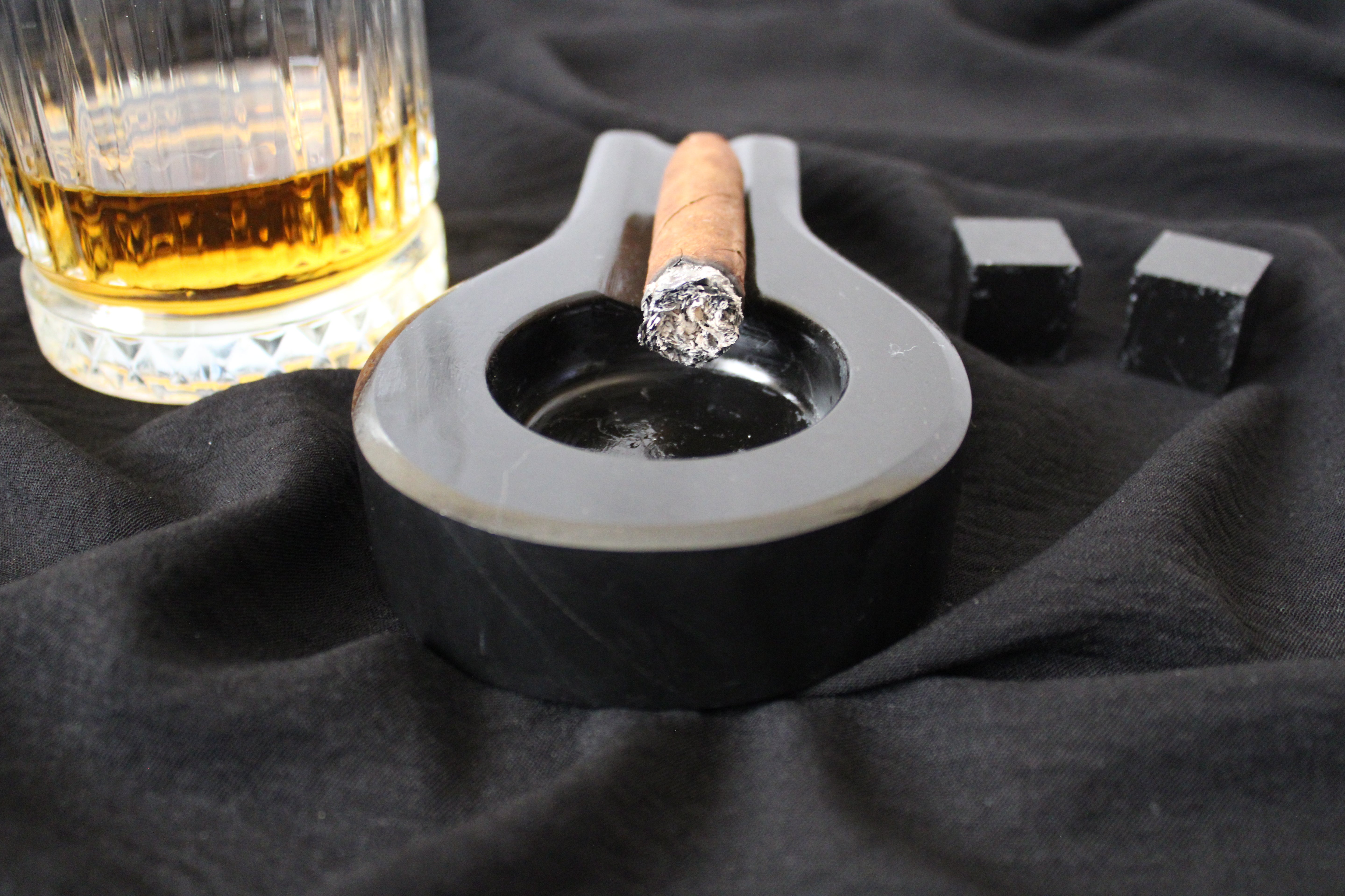 Kişiye Özel El Yapımı Mermer Küllük - 2 Renk Seçeneği ile Şık ve Kişiselleştirilebilir Tasarım