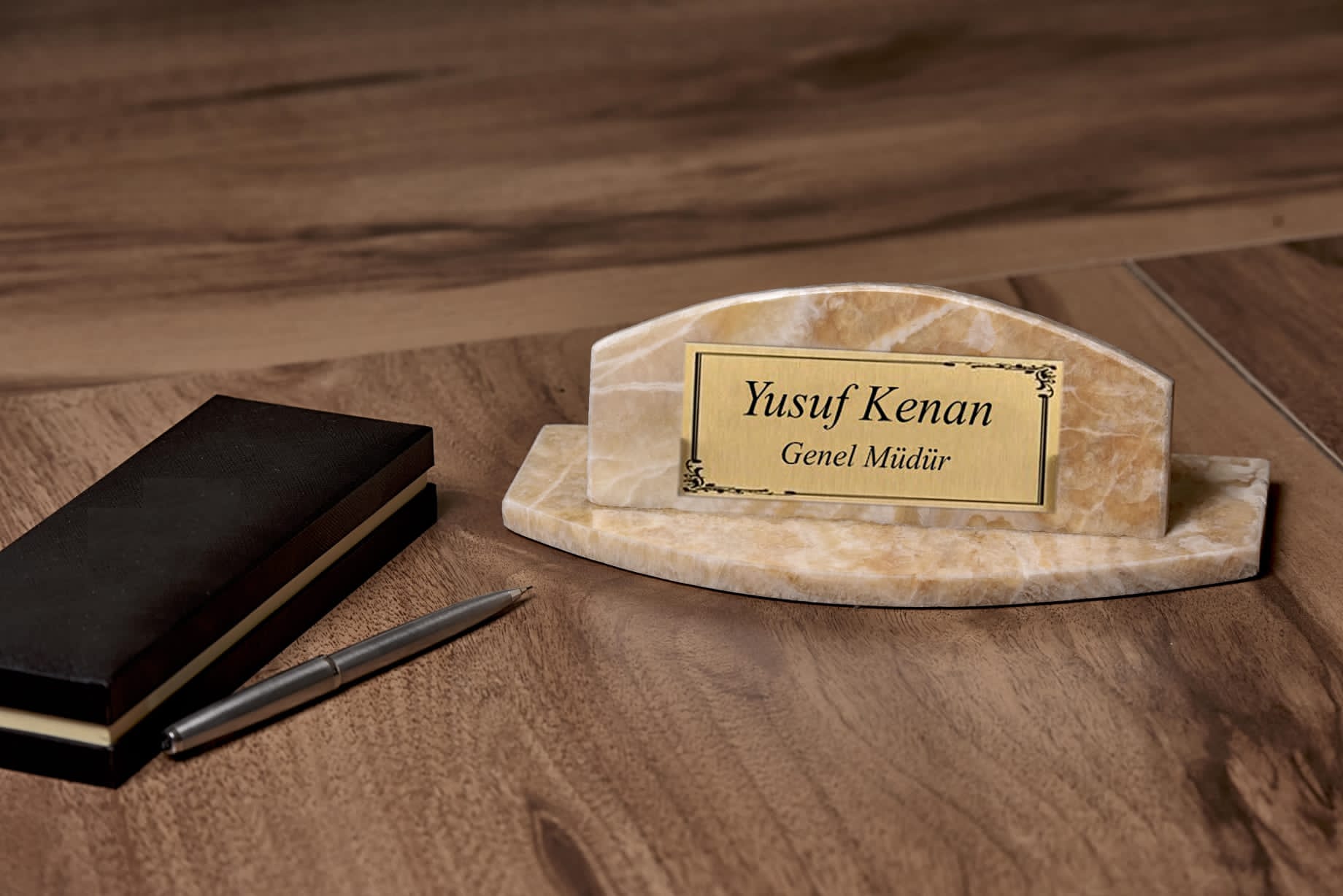 Doğal Mermer Masaüstü İsimlik – Zarafeti ve Kişiselleştirmeyi Birleştirin