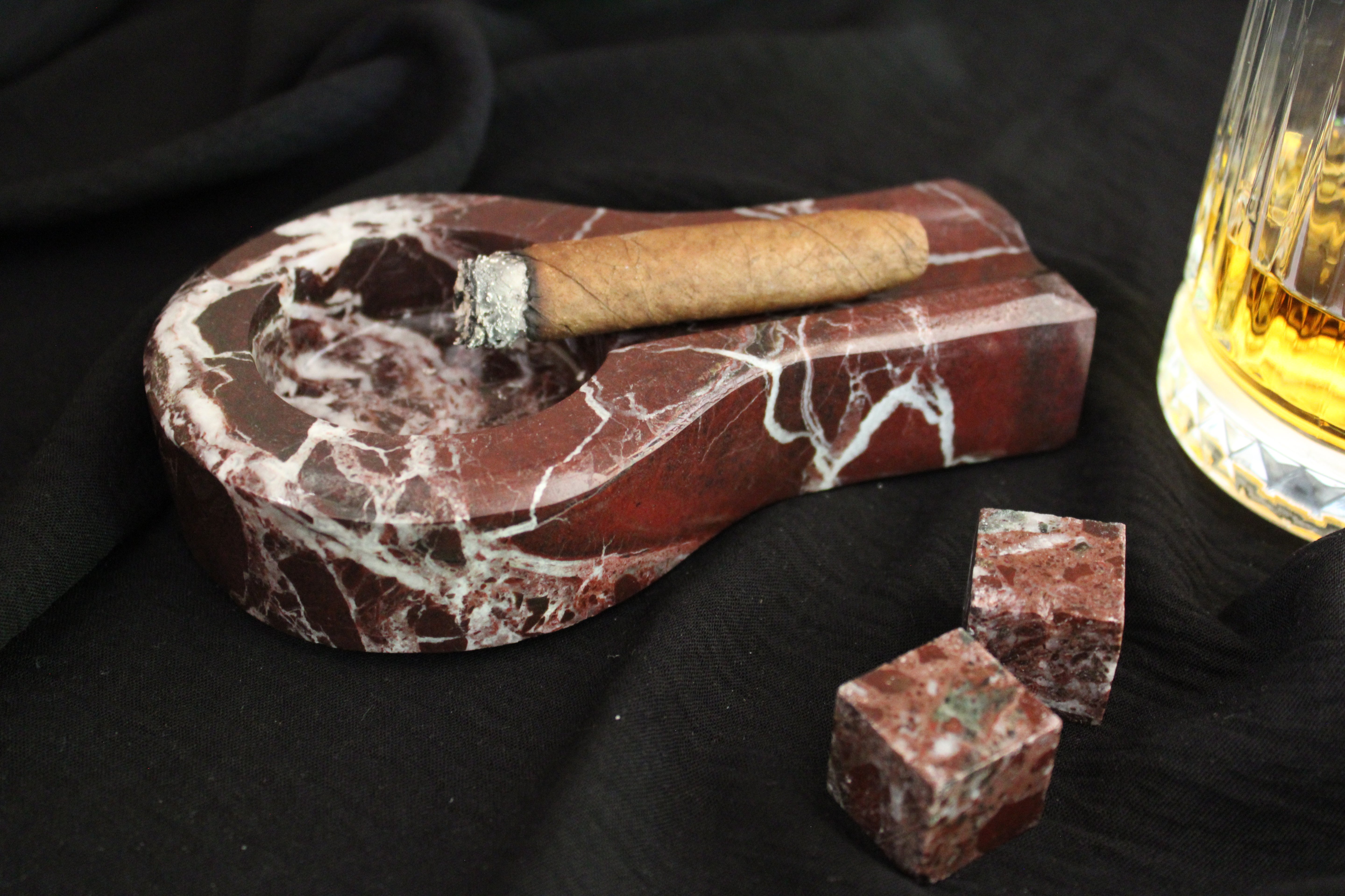 Kişiye Özel El Yapımı Mermer Küllük - 2 Renk Seçeneği ile Şık ve Kişiselleştirilebilir Tasarım