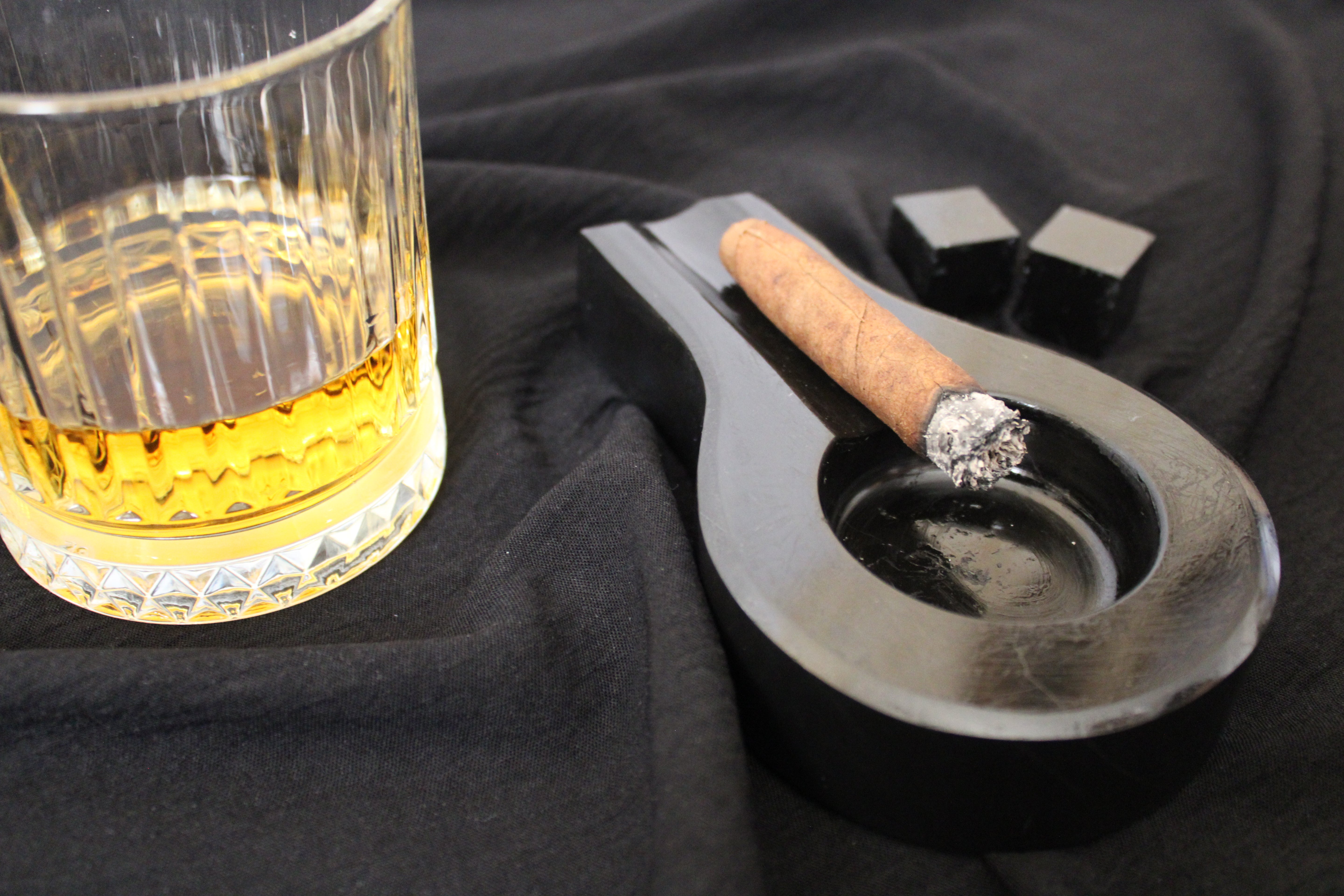 Kişiye Özel El Yapımı Mermer Küllük - 2 Renk Seçeneği ile Şık ve Kişiselleştirilebilir Tasarım