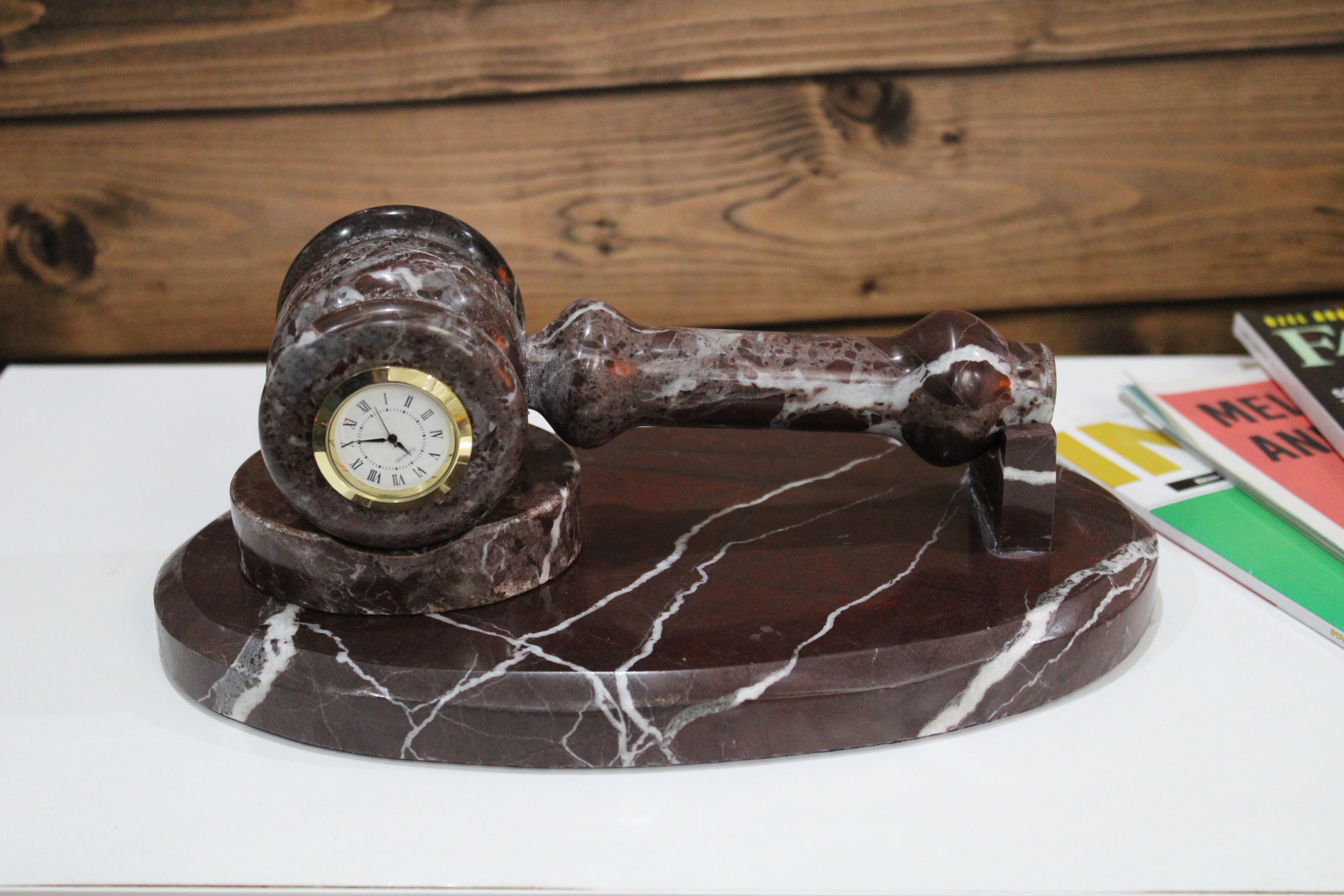 Rosso Levanto Adalet Tokmağı – Lüks Mermer Masa Dekoru