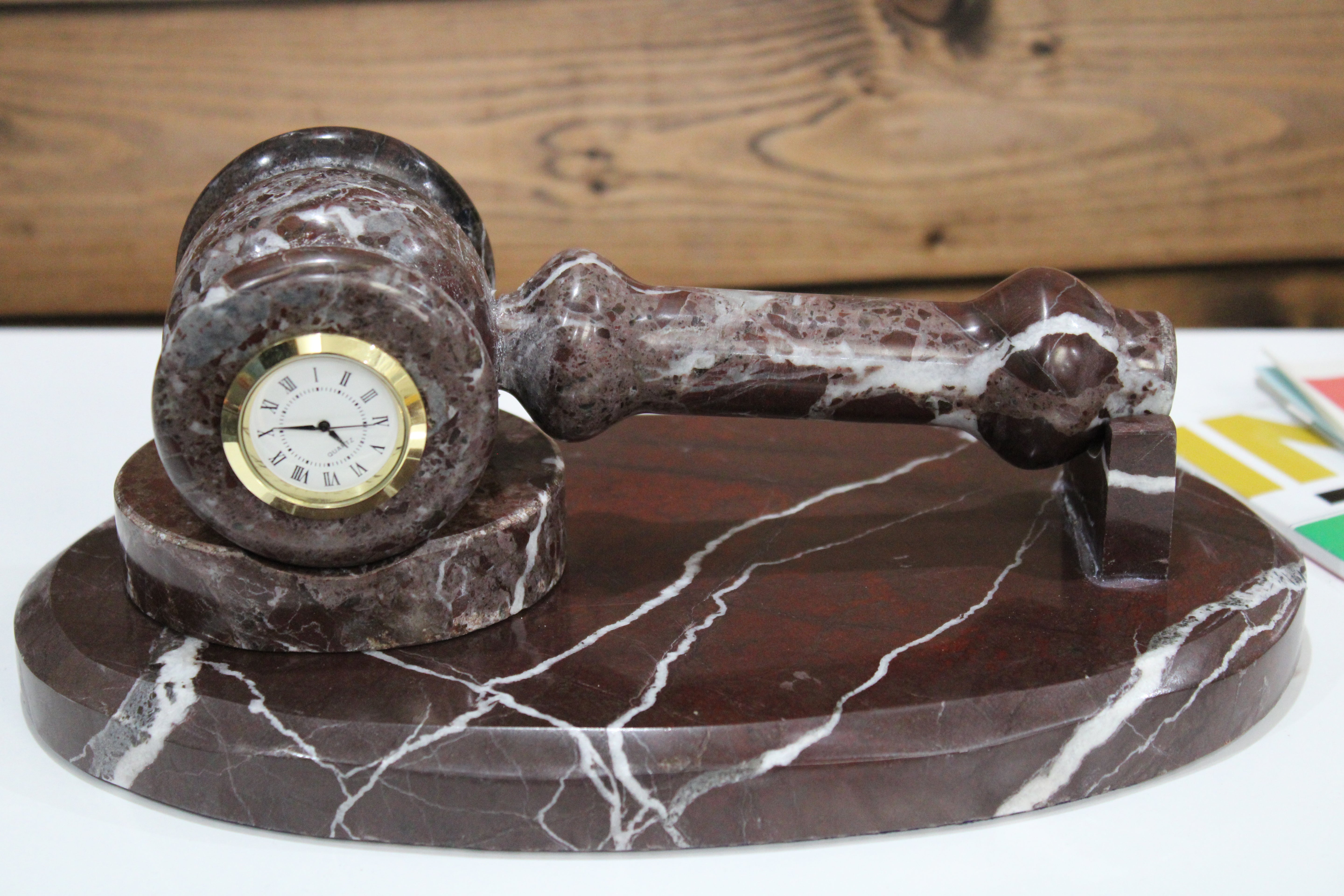 Rosso Levanto Adalet Tokmağı – Lüks Mermer Masa Dekoru