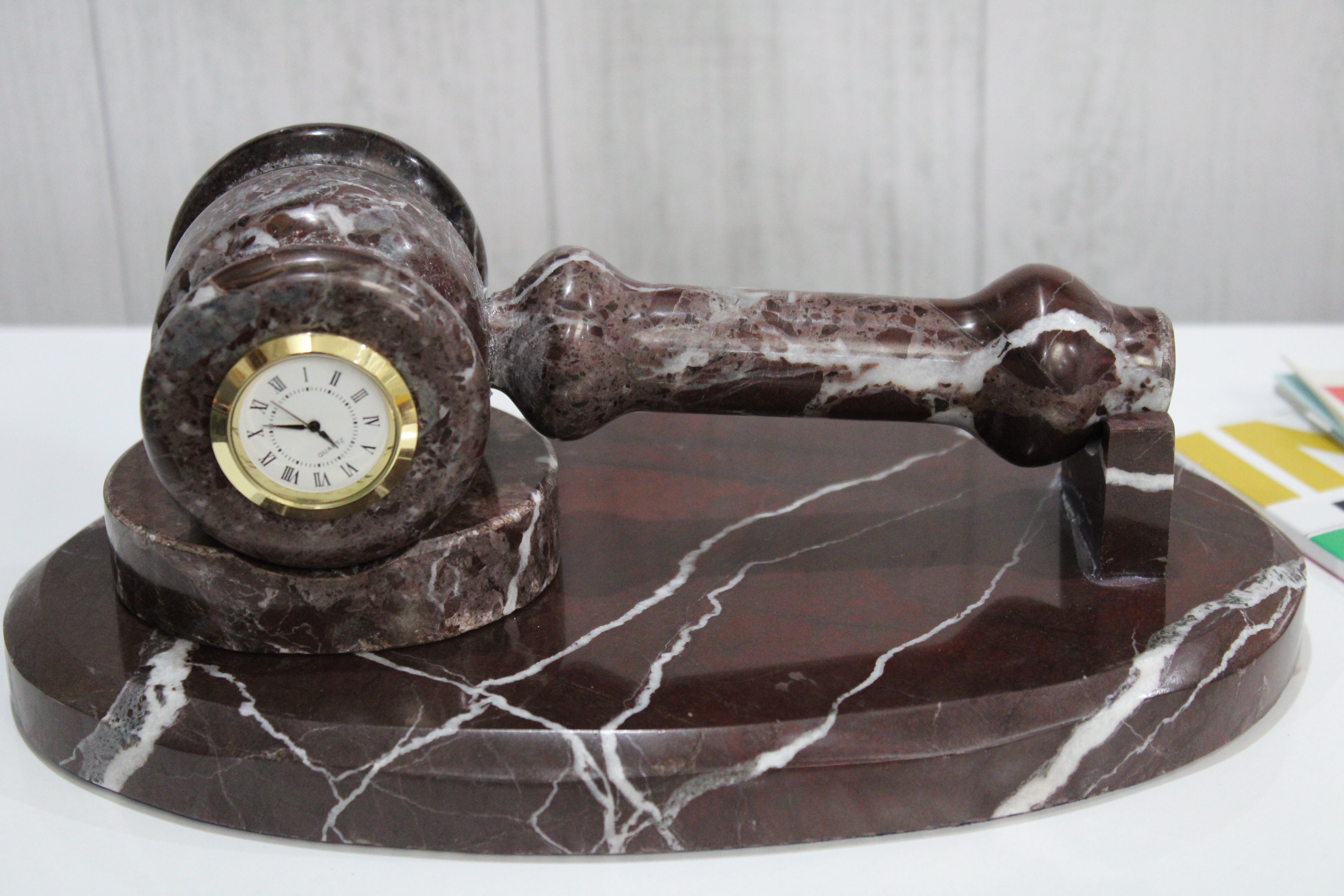 Rosso Levanto Adalet Tokmağı – Lüks Mermer Masa Dekoru