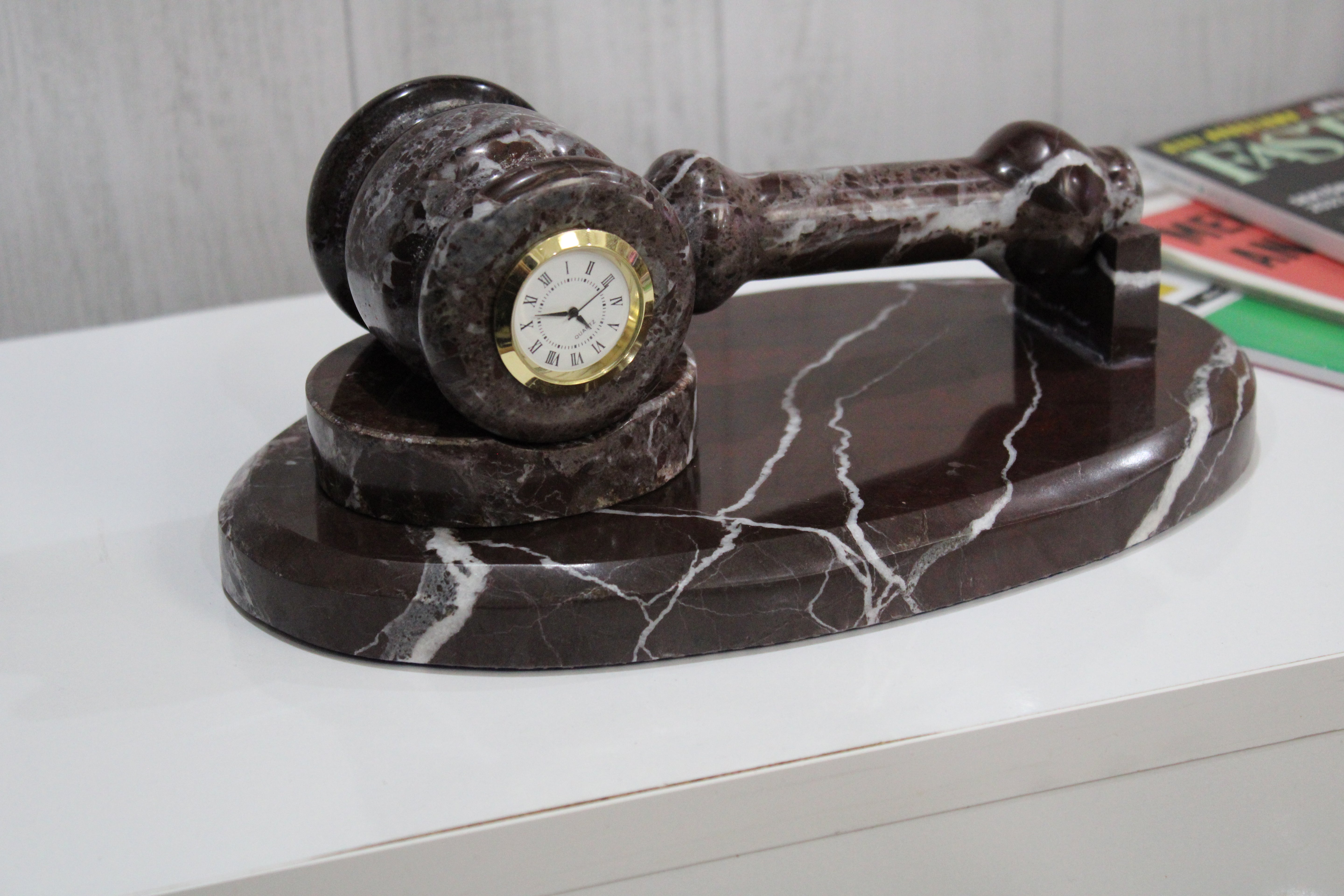 Rosso Levanto Adalet Tokmağı – Lüks Mermer Masa Dekoru