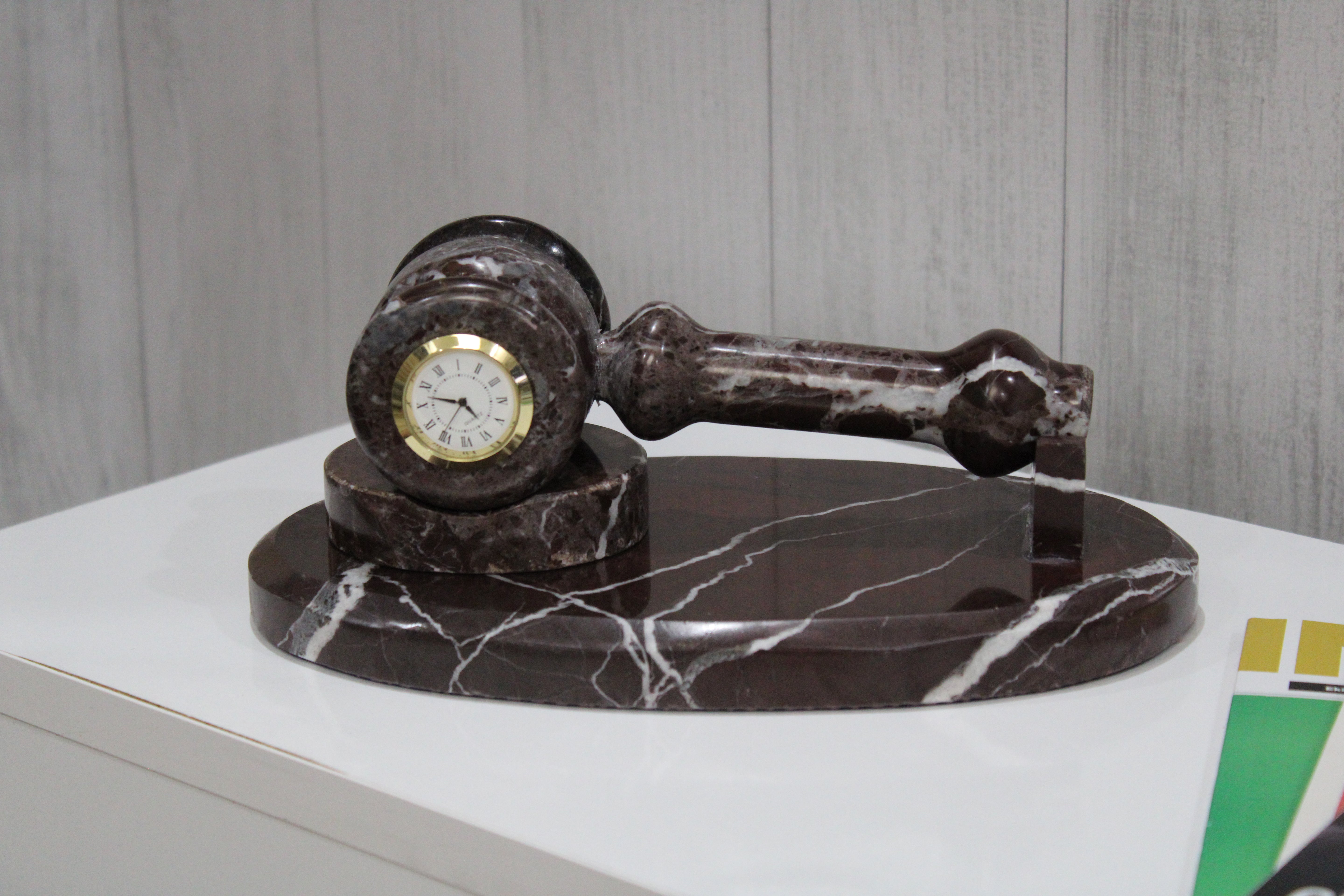 Rosso Levanto Adalet Tokmağı – Lüks Mermer Masa Dekoru