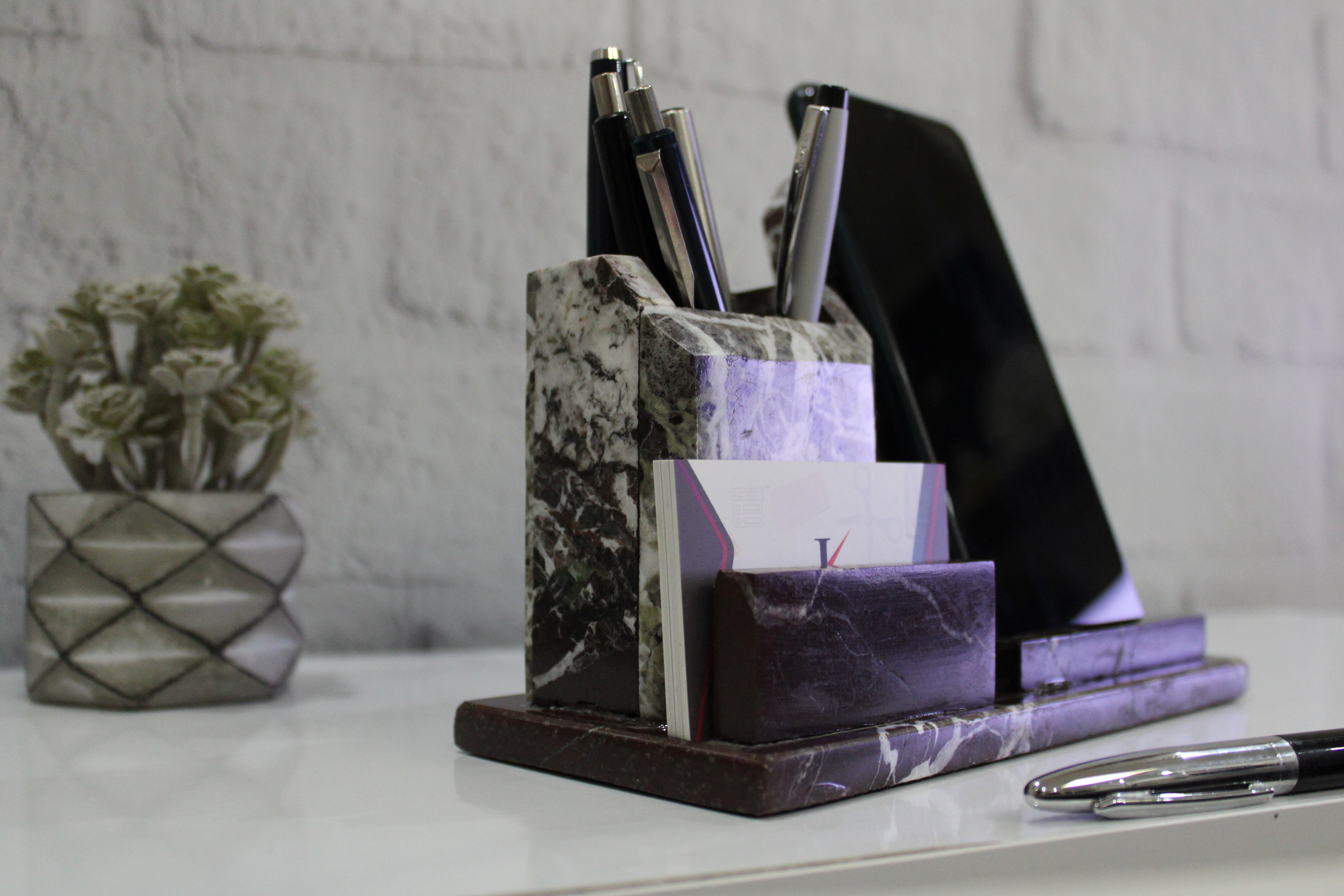 Doğal Mermer Masaüstü Organizer – Şıklık ve Düzenin Buluşması