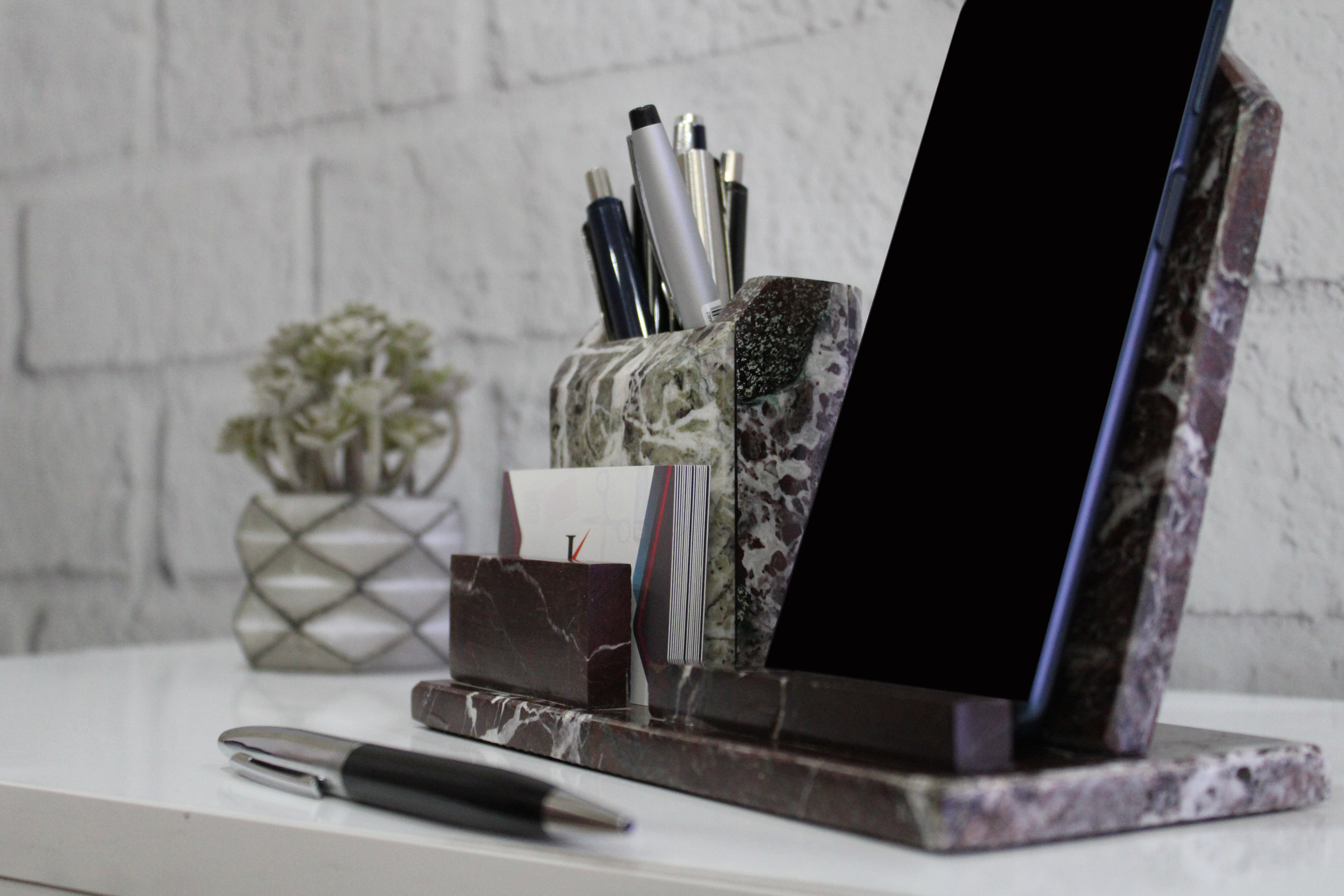 Doğal Mermer Masaüstü Organizer – Şıklık ve Düzenin Buluşması