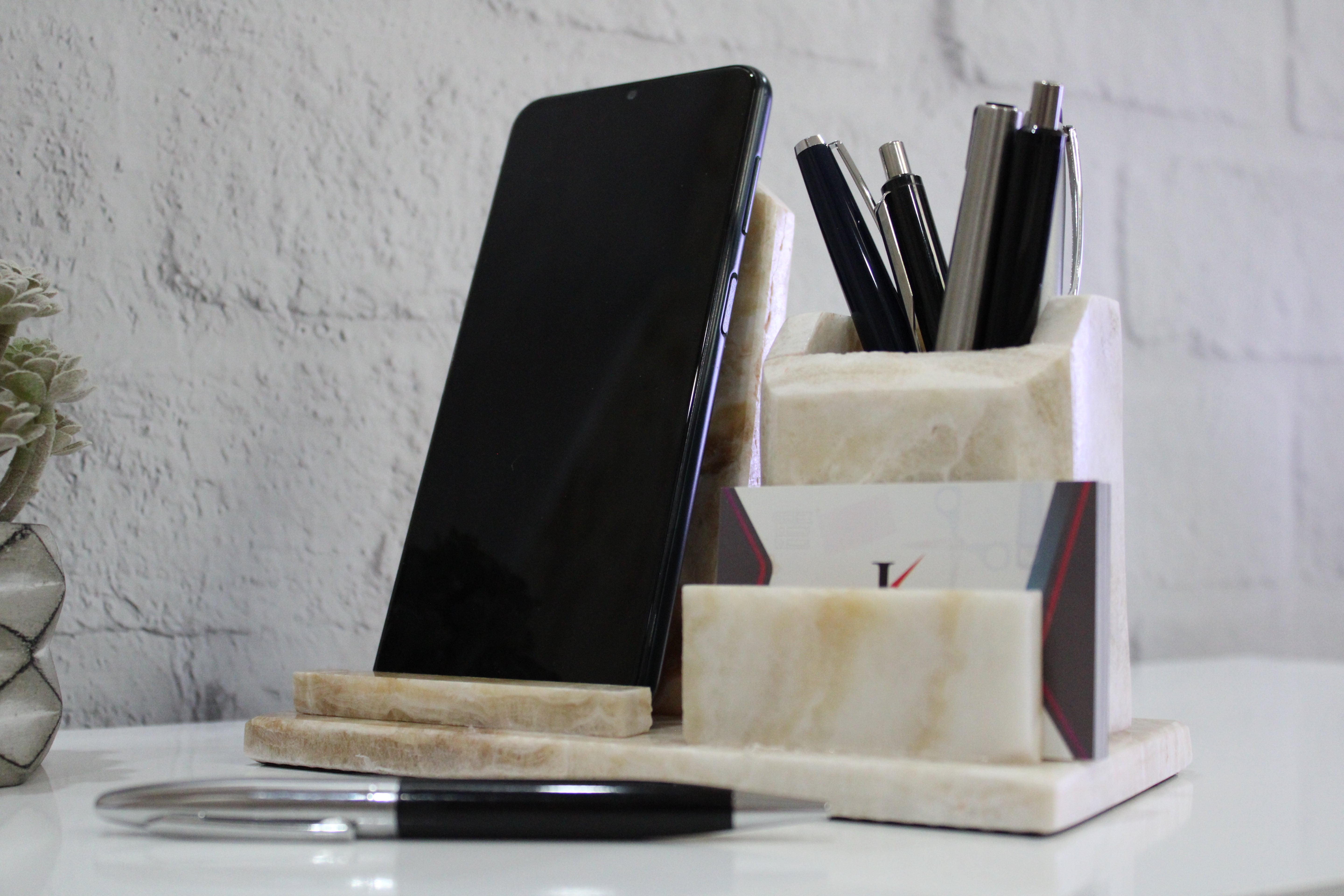 Doğal Mermer Masaüstü Organizer – Şıklık ve Düzenin Buluşması