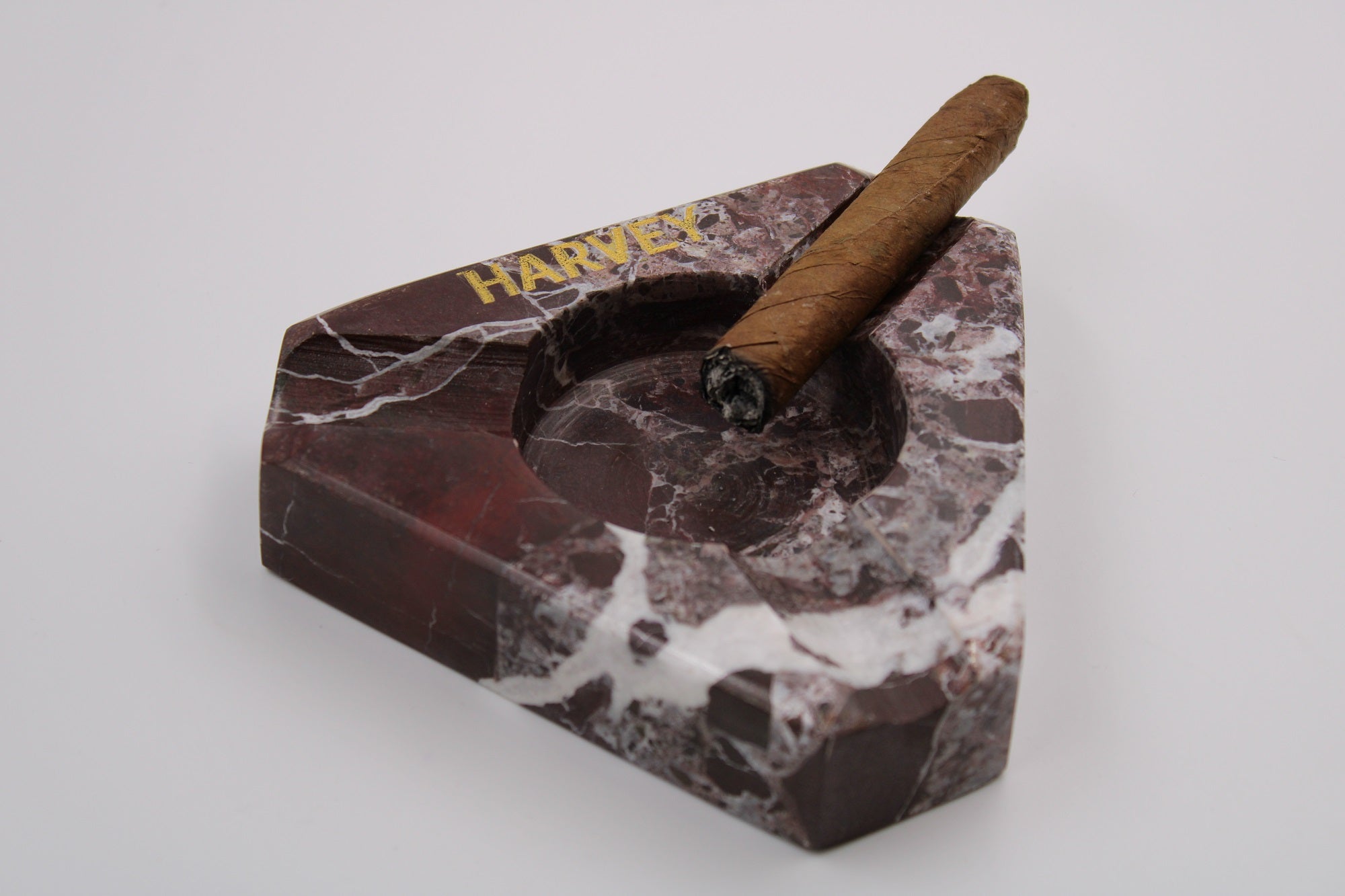 Kişiselleştirilebilir Vişne Çürüğü Mermer Üçgen Puro Küllüğü - El Yapımı ve Şık Tasarım