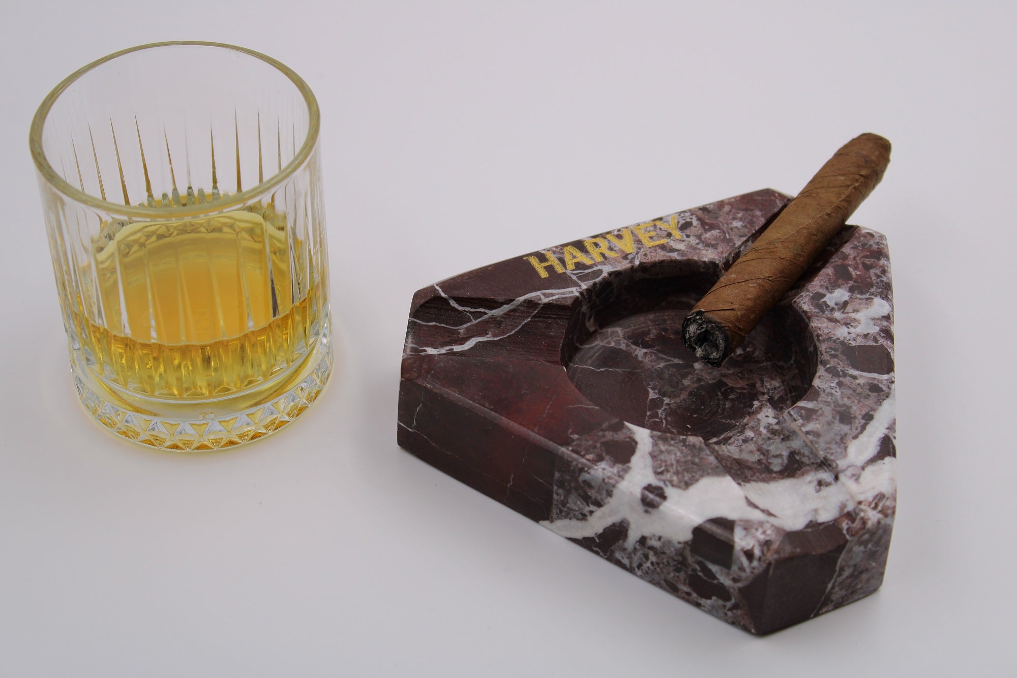 Kişiselleştirilebilir Vişne Çürüğü Mermer Üçgen Puro Küllüğü - El Yapımı ve Şık Tasarım