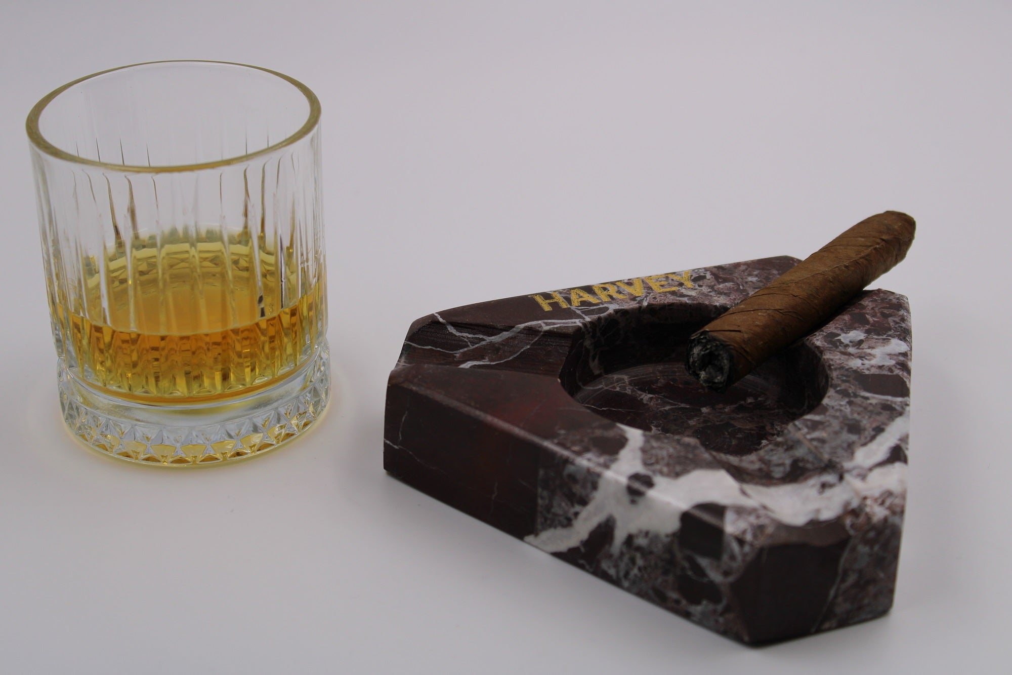 Kişiselleştirilebilir Vişne Çürüğü Mermer Üçgen Puro Küllüğü - El Yapımı ve Şık Tasarım