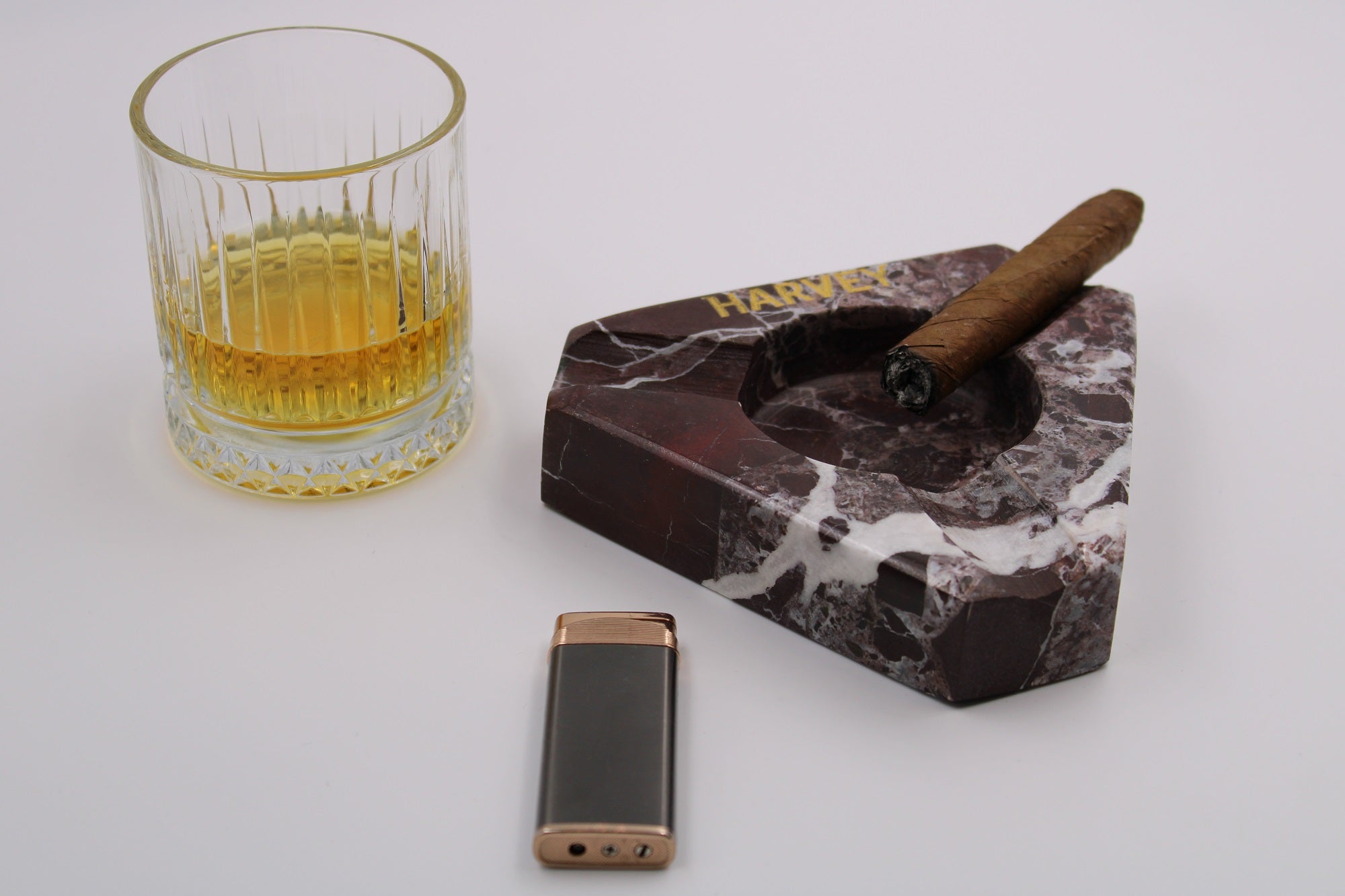 Kişiselleştirilebilir Vişne Çürüğü Mermer Üçgen Puro Küllüğü - El Yapımı ve Şık Tasarım