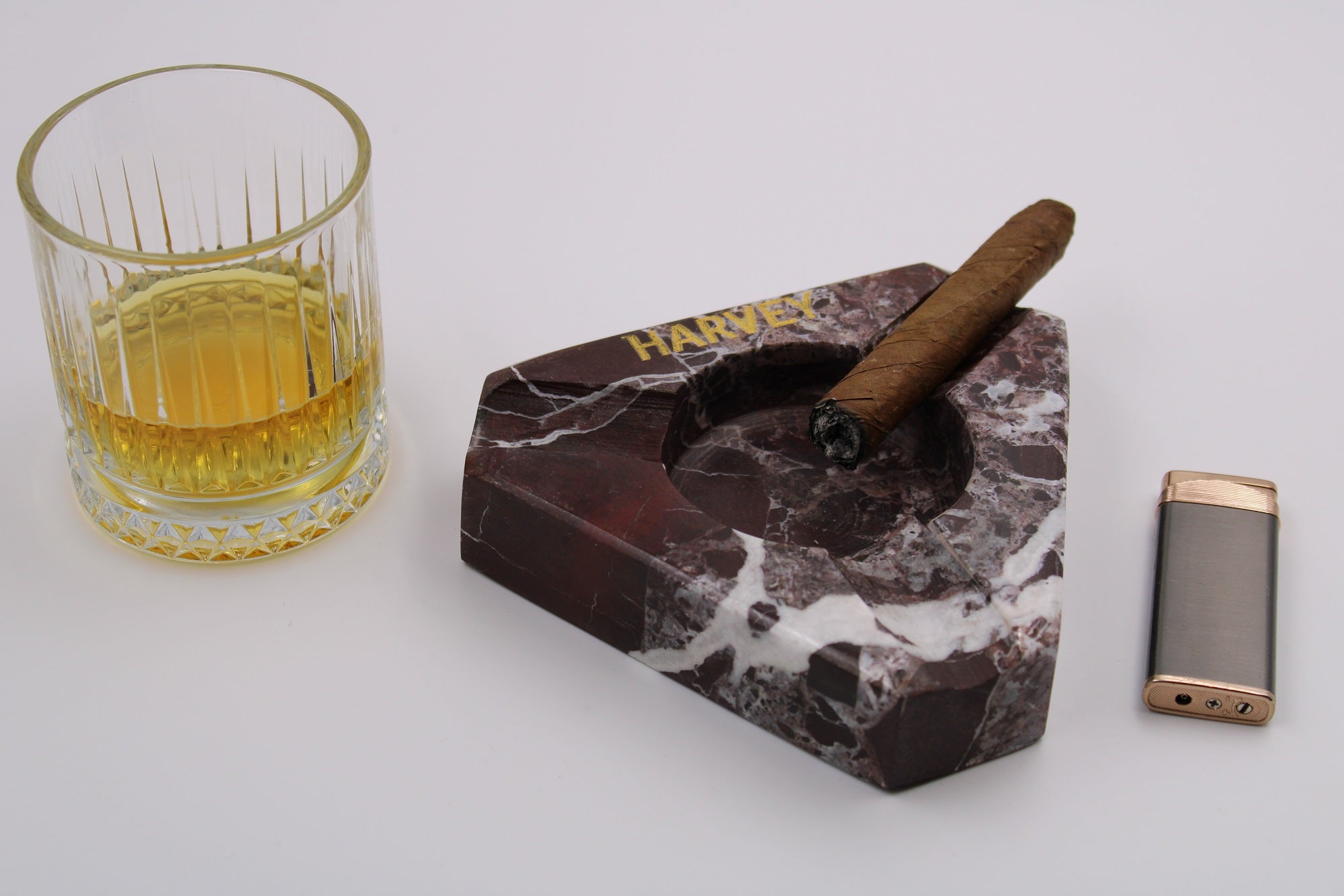 Kişiselleştirilebilir Vişne Çürüğü Mermer Üçgen Puro Küllüğü - El Yapımı ve Şık Tasarım