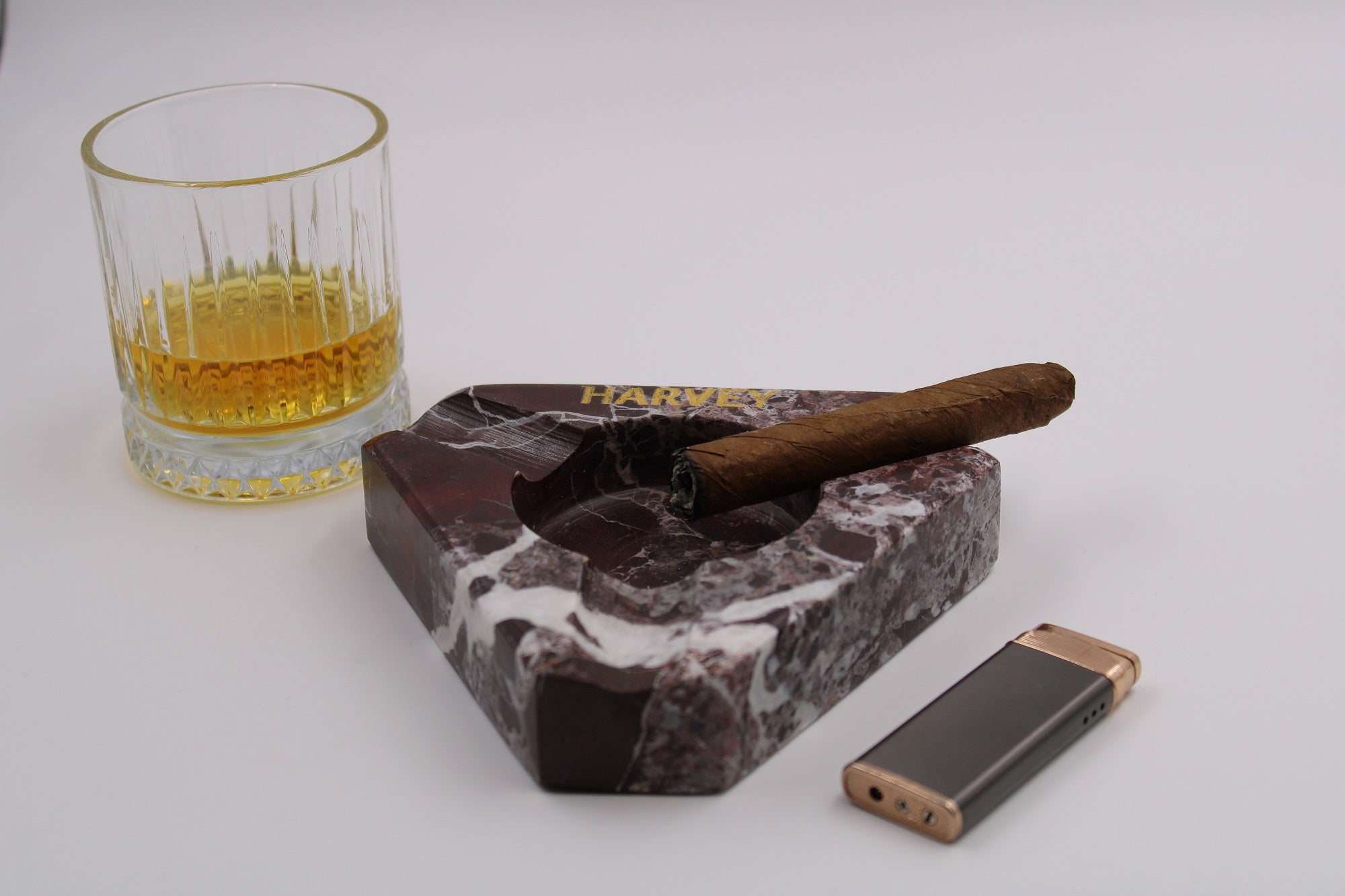 Kişiselleştirilebilir Vişne Çürüğü Mermer Üçgen Puro Küllüğü - El Yapımı ve Şık Tasarım