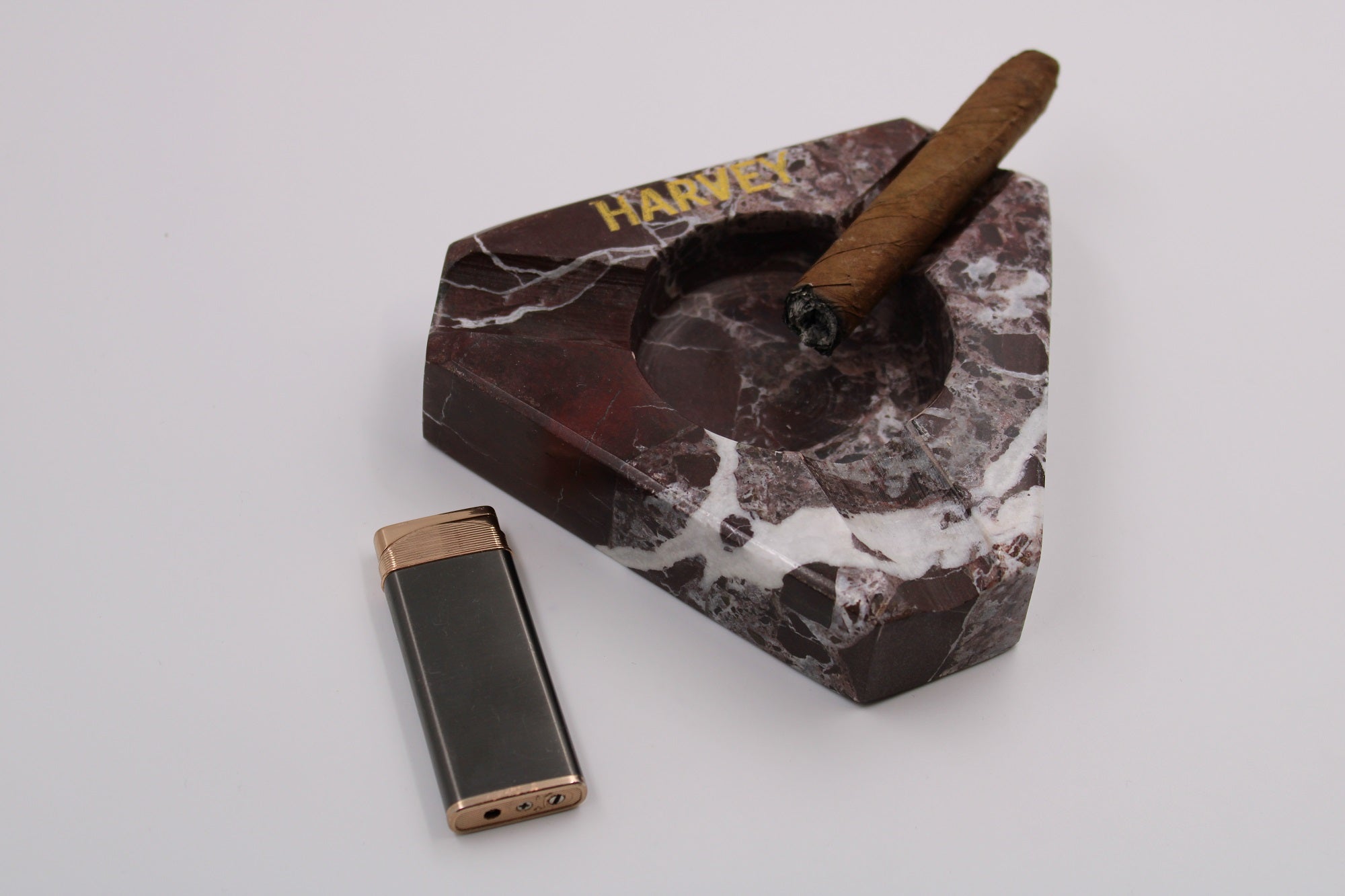 Kişiselleştirilebilir Vişne Çürüğü Mermer Üçgen Puro Küllüğü - El Yapımı ve Şık Tasarım