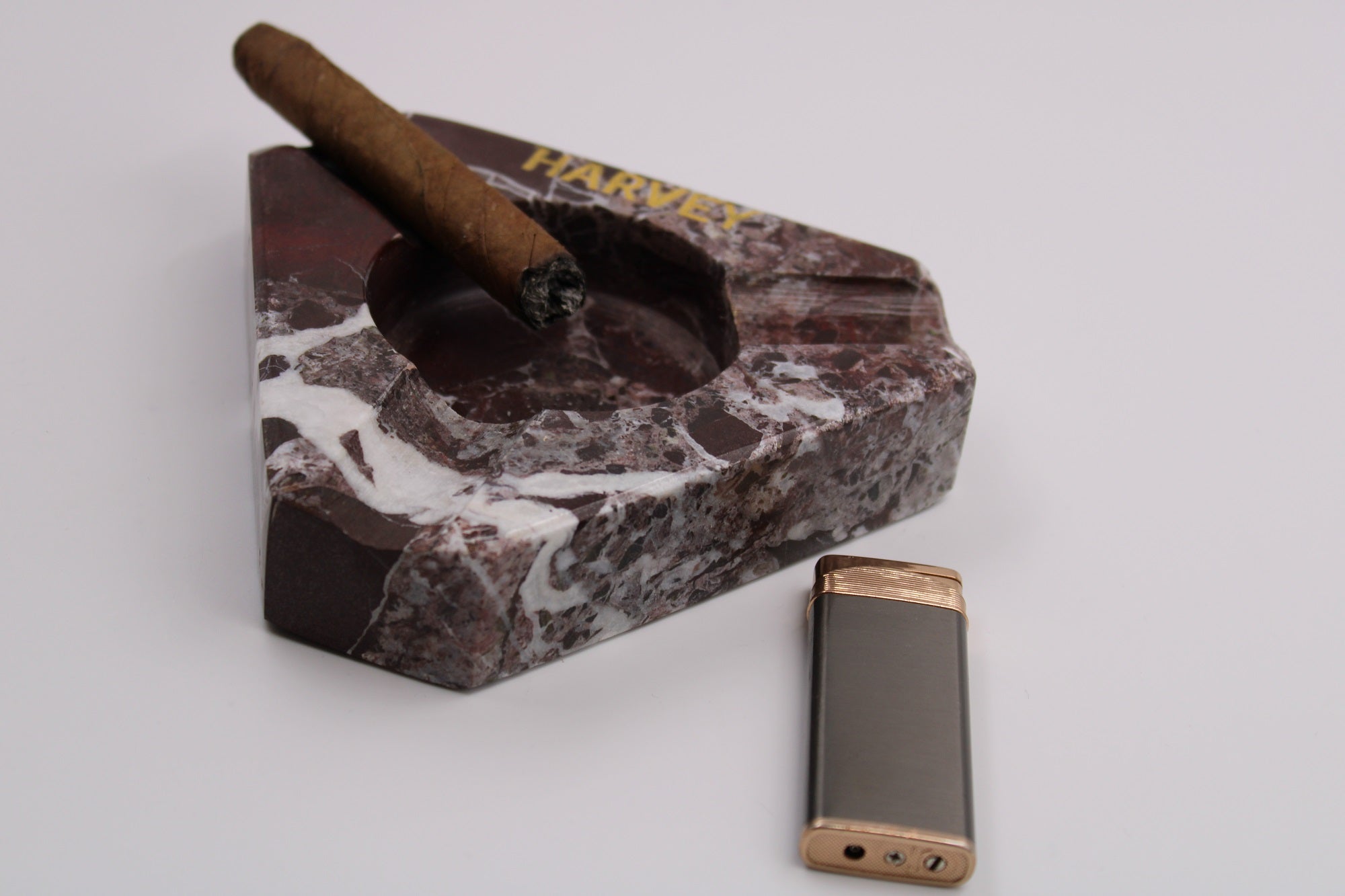 Kişiselleştirilebilir Vişne Çürüğü Mermer Üçgen Puro Küllüğü - El Yapımı ve Şık Tasarım