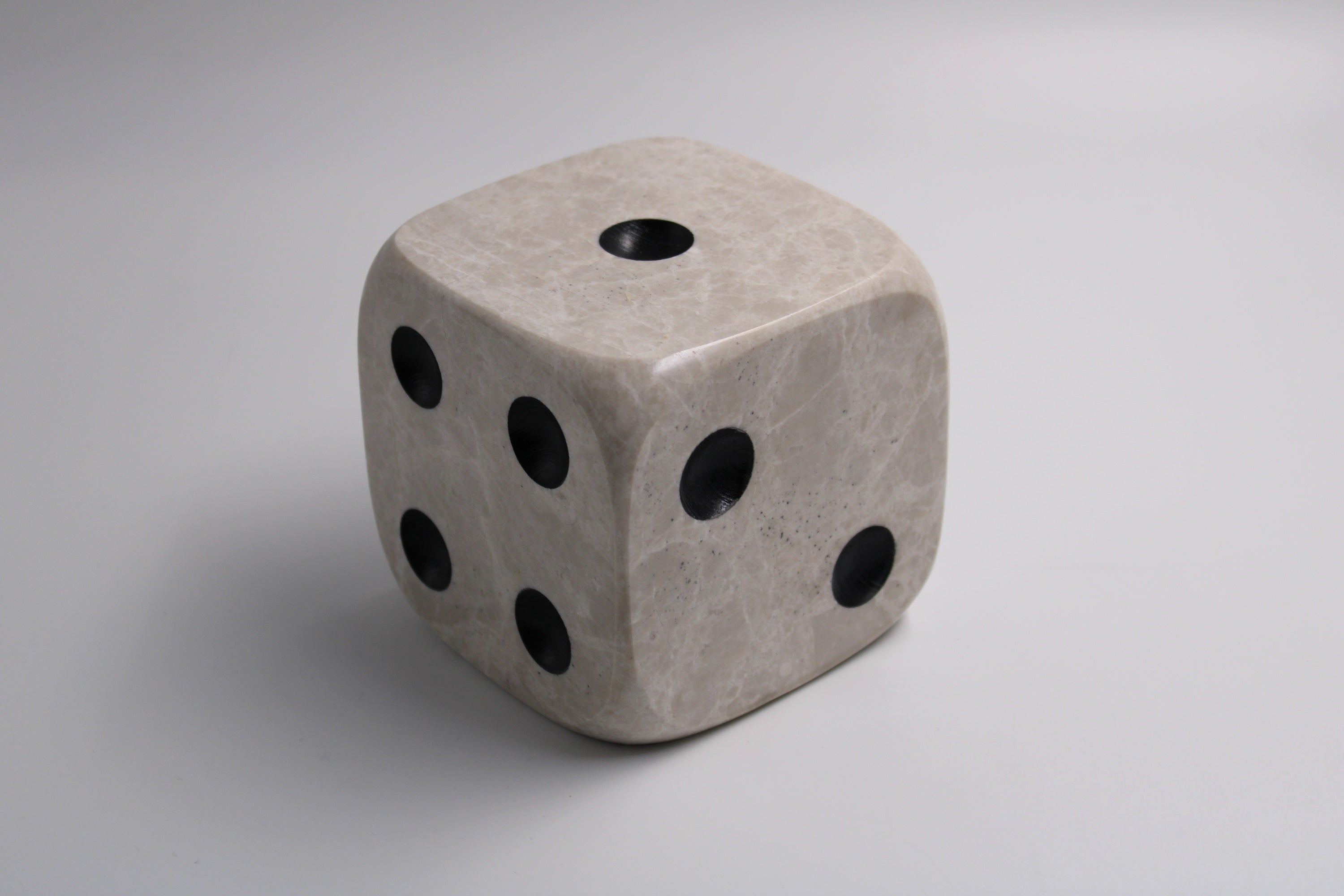 Dekoratif Zar Şeklinde Kitap Tutucu - 6 Farklı Renk Seçeneği ile El Yapımı Şık Tasarım