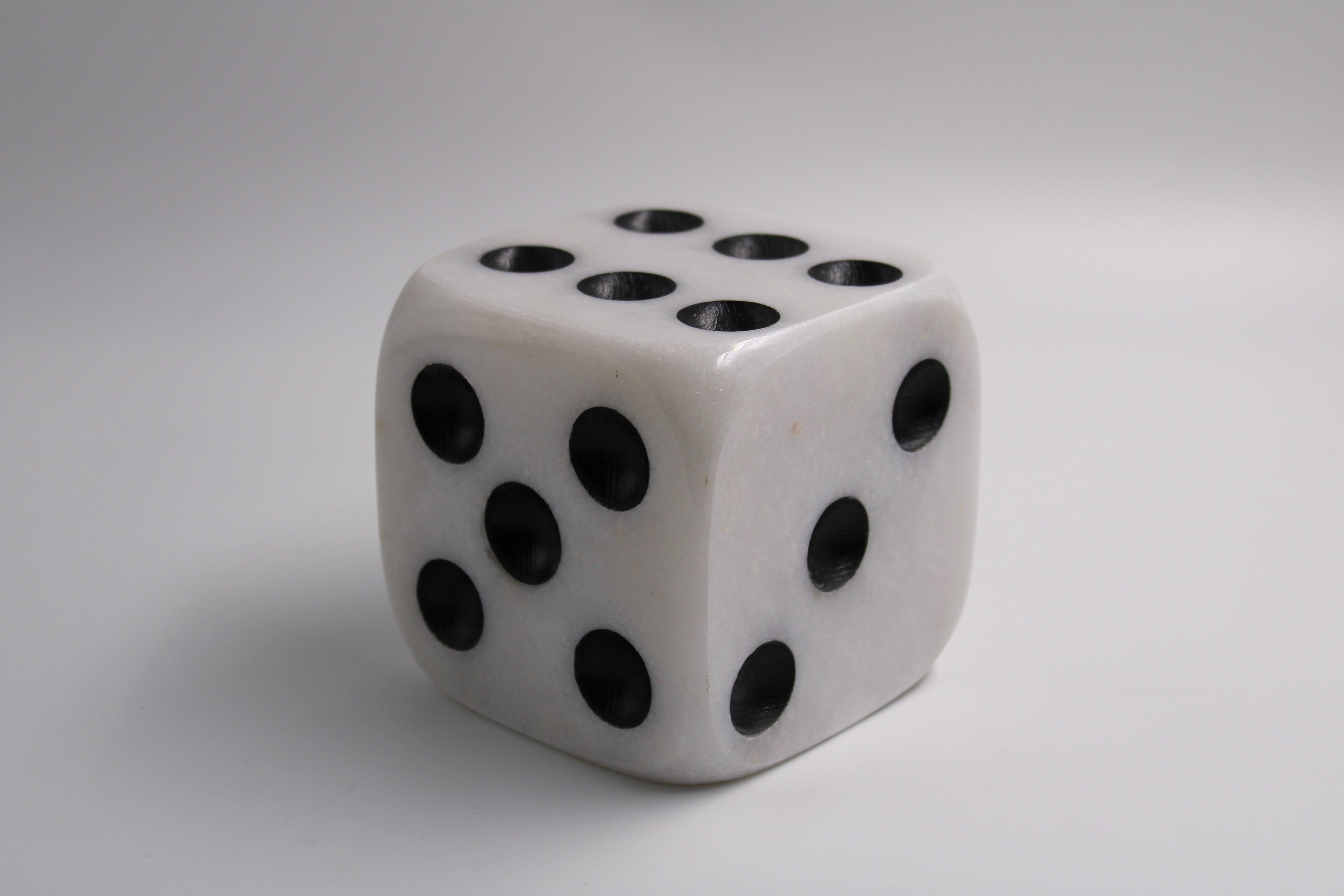 Dekoratif Zar Şeklinde Kitap Tutucu - 6 Farklı Renk Seçeneği ile El Yapımı Şık Tasarım