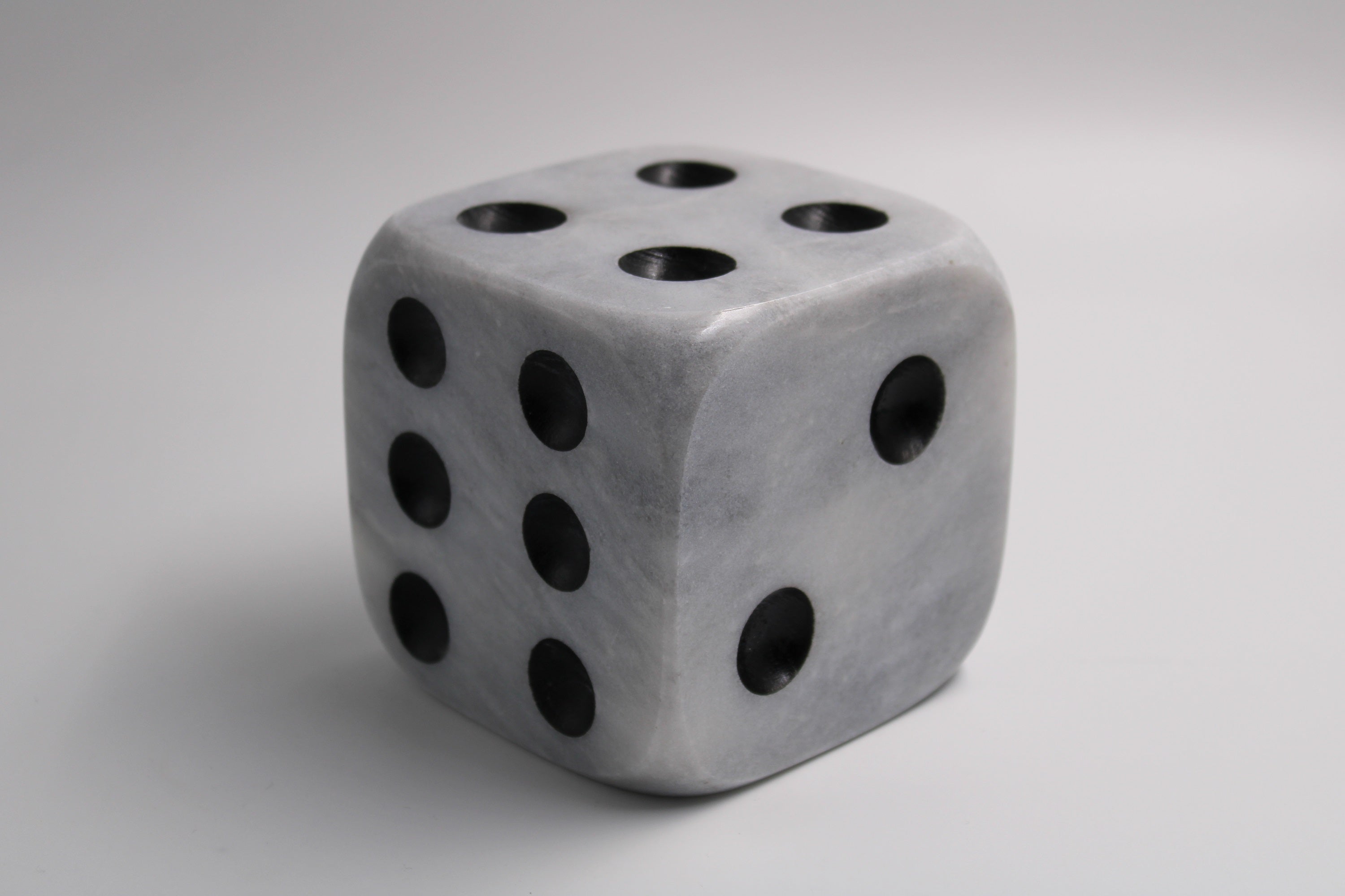 Dekoratif Zar Şeklinde Kitap Tutucu - 6 Farklı Renk Seçeneği ile El Yapımı Şık Tasarım