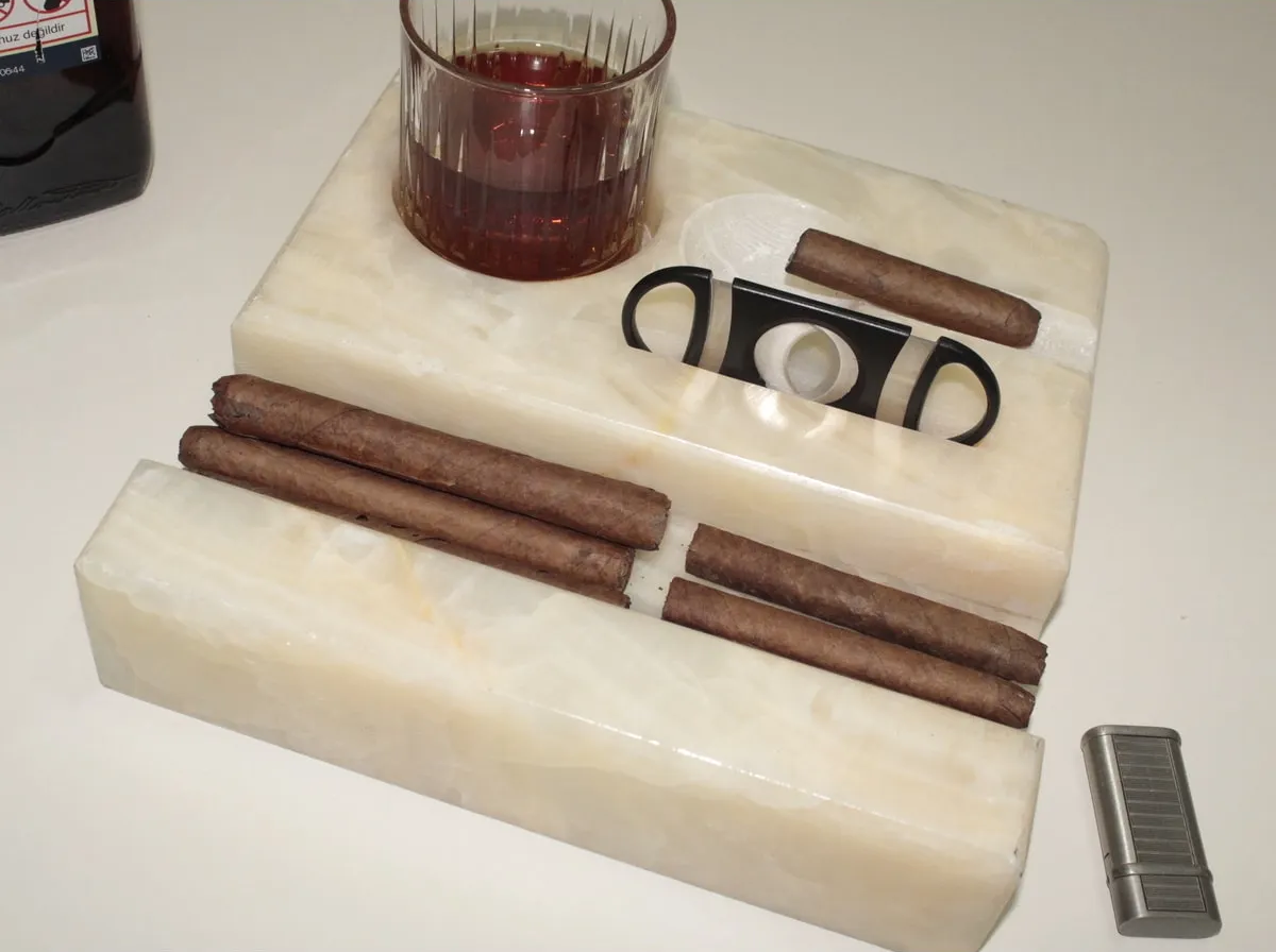 El Yapımı Kişiselleştirilebilir Mermer Viski ve Puro Seti – Lüks Hediye Seçeneği