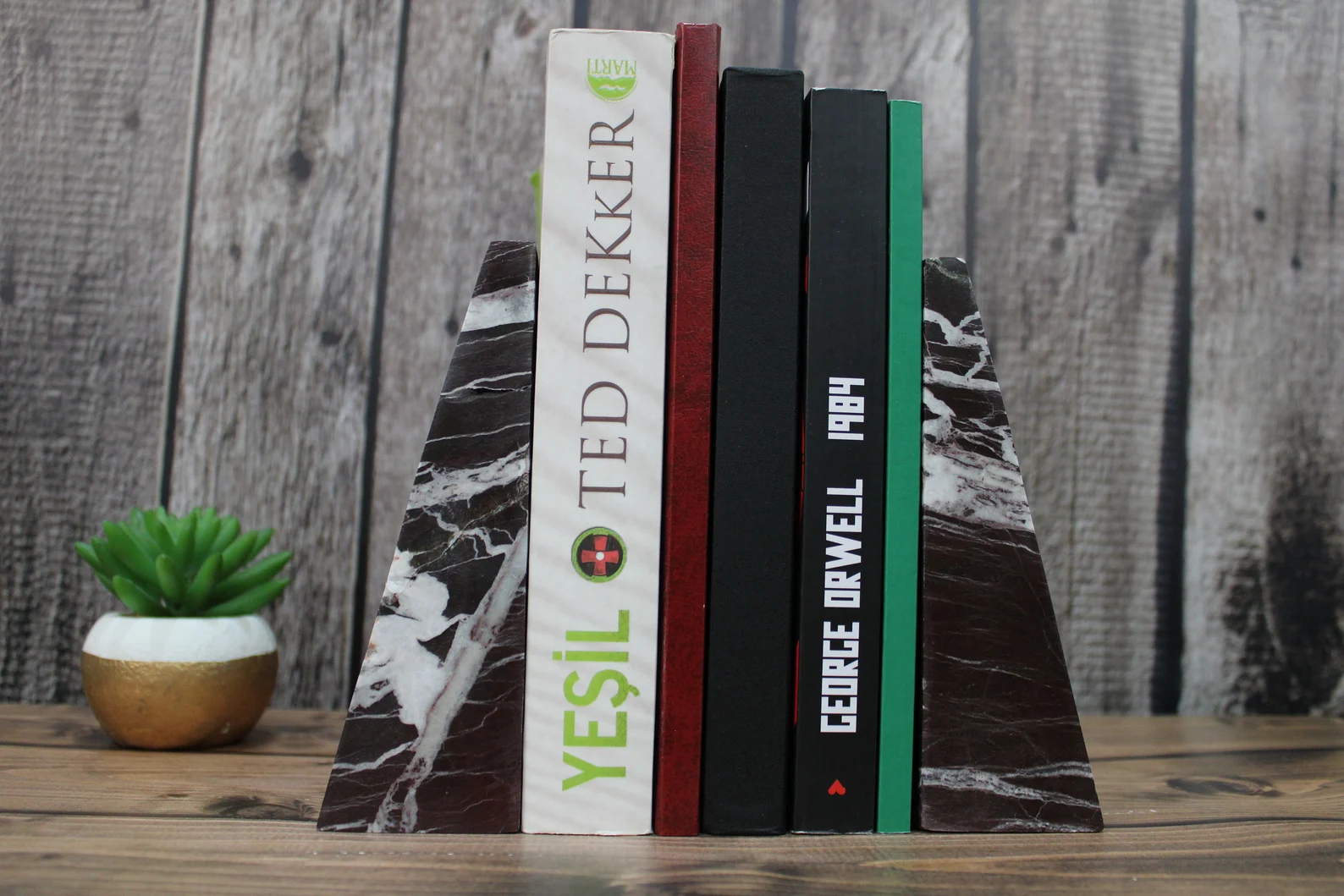 Üçgen Mermer Kitap Tutucu – Şıklığı ve Düzeni Buluşturan Tasarım