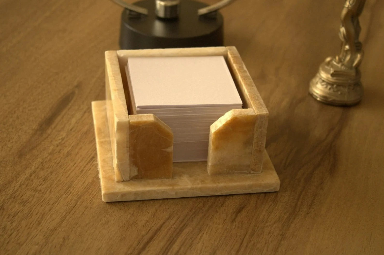 Doğal Mermer Küp Notluk – Zarafet ve İşlevselliğin Mükemmel Uyumu