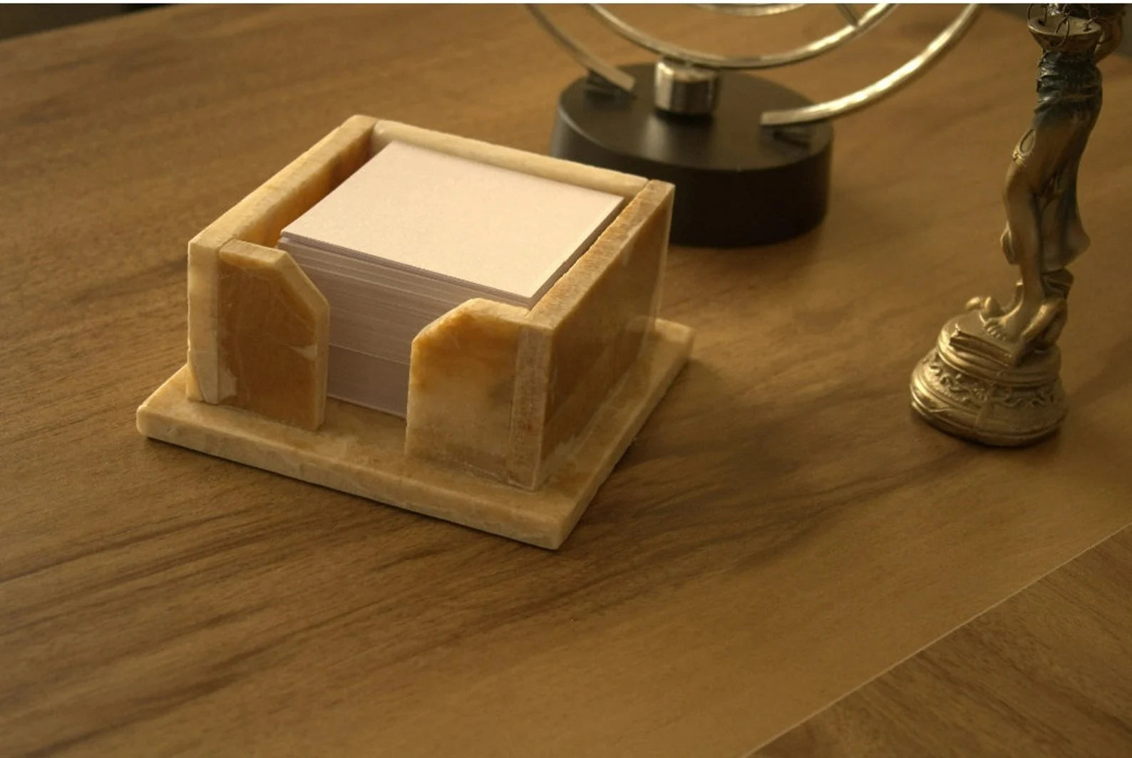 Doğal Mermer Küp Notluk – Zarafet ve İşlevselliğin Mükemmel Uyumu