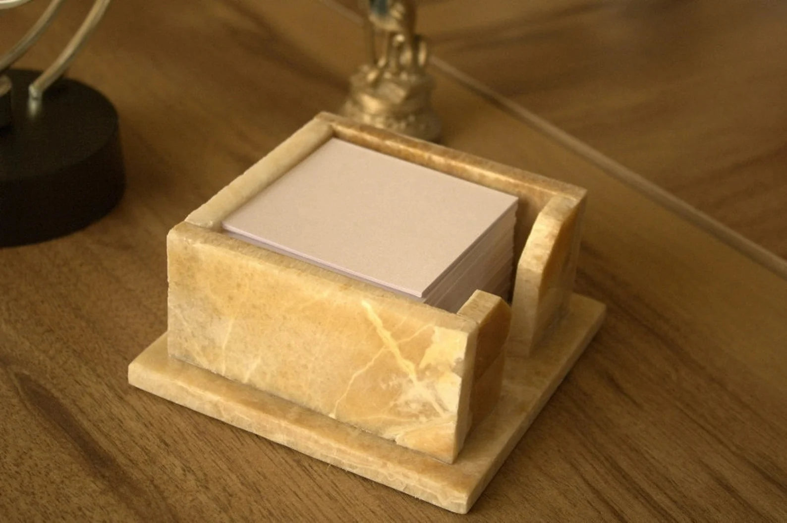 Doğal Mermer Küp Notluk – Zarafet ve İşlevselliğin Mükemmel Uyumu